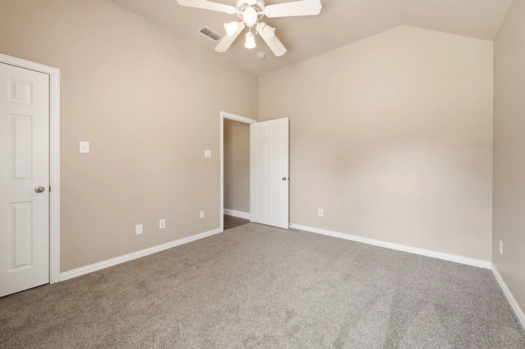 Single Family Residence For Sale in Tarrant County , 2717 Aston Meadows Drive, Haslet, Texas 76052, 4 Bedroom, 2 Bathroom, 3 Garage spaces, 2,419 Sqft, built in 2002, mls#21291958, Real Estate Agent in Haslet, Homes For Sale in Tarrant county, Homes For Sale in Haslet, Realtor in Haslet Texas, Real Estate Brokerage Independent Realty Texas, Luminita Cordes Realtor