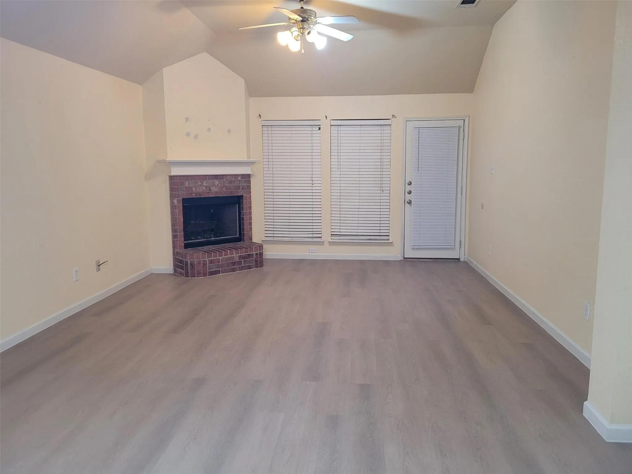 Single Family Residence For Rent in Tarrant County , 10436 Phantom Hill Road, Fort Worth, Texas 76140, 3 Bedroom, 2 Bathroom, 2 Garage spaces, 1,498 Sqft, built in 2006, mls#21290572, Real Estate Agent in Fort Worth, Homes For Rent in Tarrant county, Homes For Rent in Fort Worth, Realtor in Fort Worth Texas, Real Estate Brokerage Independent Realty Texas, Luminita Cordes Realtor