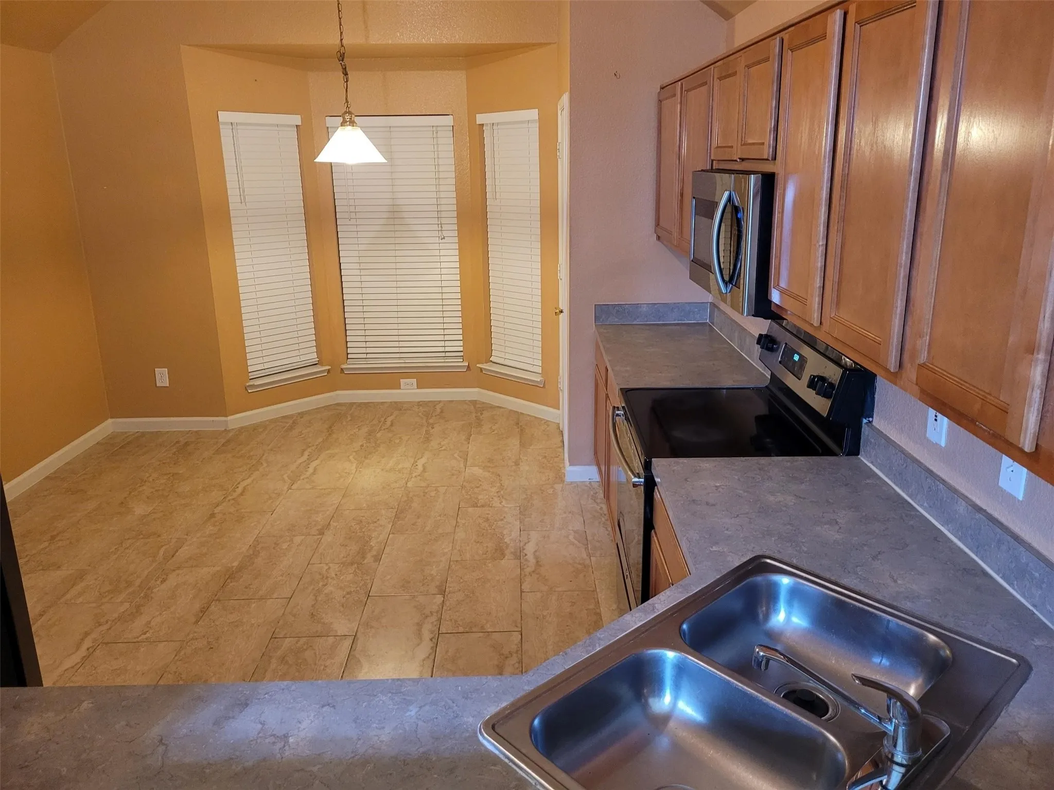 Single Family Residence For Rent in Tarrant County , 10436 Phantom Hill Road, Fort Worth, Texas 76140, 3 Bedroom, 2 Bathroom, 2 Garage spaces, 1,498 Sqft, built in 2006, mls#21290572, Real Estate Agent in Fort Worth, Homes For Rent in Tarrant county, Homes For Rent in Fort Worth, Realtor in Fort Worth Texas, Real Estate Brokerage Independent Realty Texas, Luminita Cordes Realtor