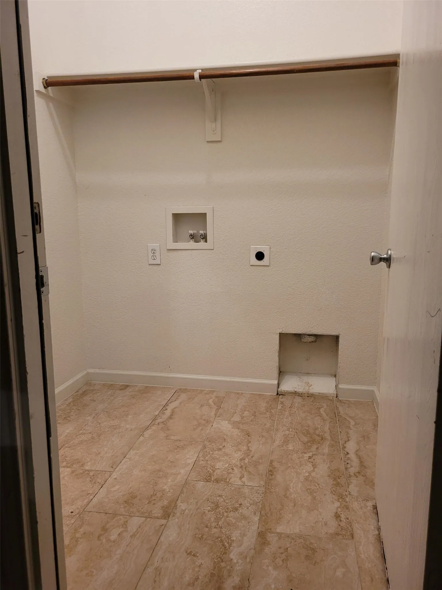 Single Family Residence For Rent in Tarrant County , 10436 Phantom Hill Road, Fort Worth, Texas 76140, 3 Bedroom, 2 Bathroom, 2 Garage spaces, 1,498 Sqft, built in 2006, mls#21290572, Real Estate Agent in Fort Worth, Homes For Rent in Tarrant county, Homes For Rent in Fort Worth, Realtor in Fort Worth Texas, Real Estate Brokerage Independent Realty Texas, Luminita Cordes Realtor