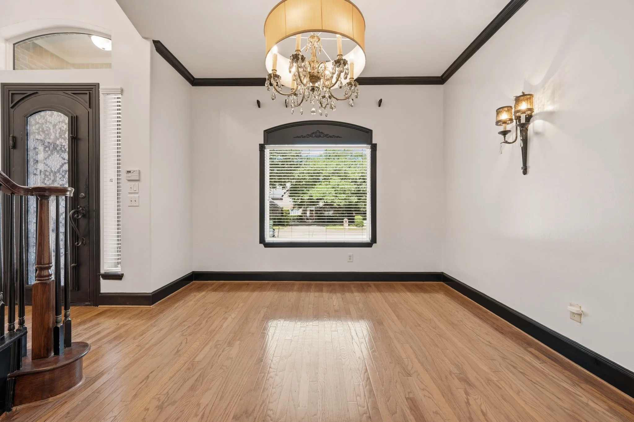 Dining Room with Hardwood Floors.