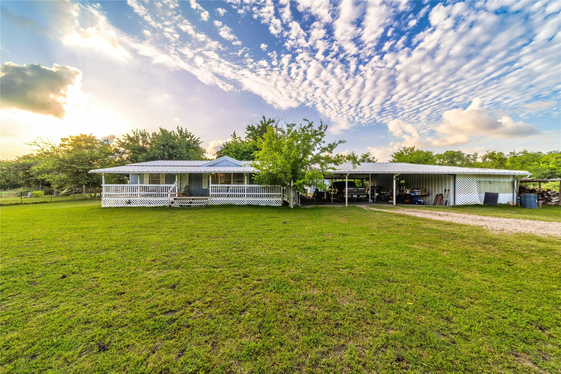 Mobile Home For Sale in Kaufman County , 5401 E Cheryl Lane, Kaufman, Texas 75142, 3 Bedroom, 2 Bathroom, Garage spaces, 1,120 Sqft, built in 1999, mls#21298900, Real Estate Agent in Kaufman, Homes For Sale in Kaufman county, Homes For Sale in Kaufman, Realtor in Kaufman Texas, Real Estate Brokerage Independent Realty Texas, Luminita Cordes Realtor