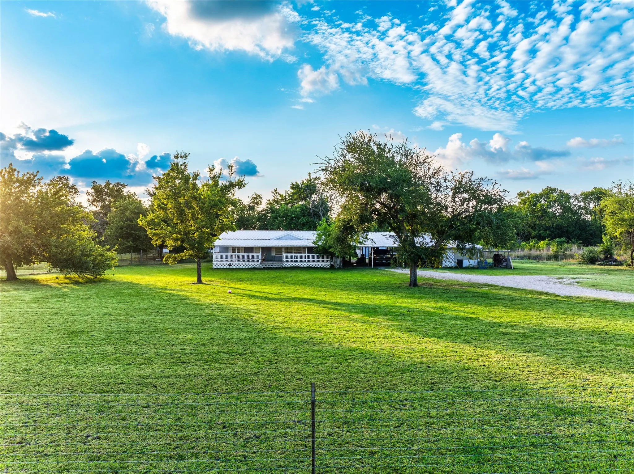Mobile Home For Sale in Kaufman County , 5401 E Cheryl Lane, Kaufman, Texas 75142, 3 Bedroom, 2 Bathroom, Garage spaces, 1,120 Sqft, built in 1999, mls#21298900, Real Estate Agent in Kaufman, Homes For Sale in Kaufman county, Homes For Sale in Kaufman, Realtor in Kaufman Texas, Real Estate Brokerage Independent Realty Texas, Luminita Cordes Realtor