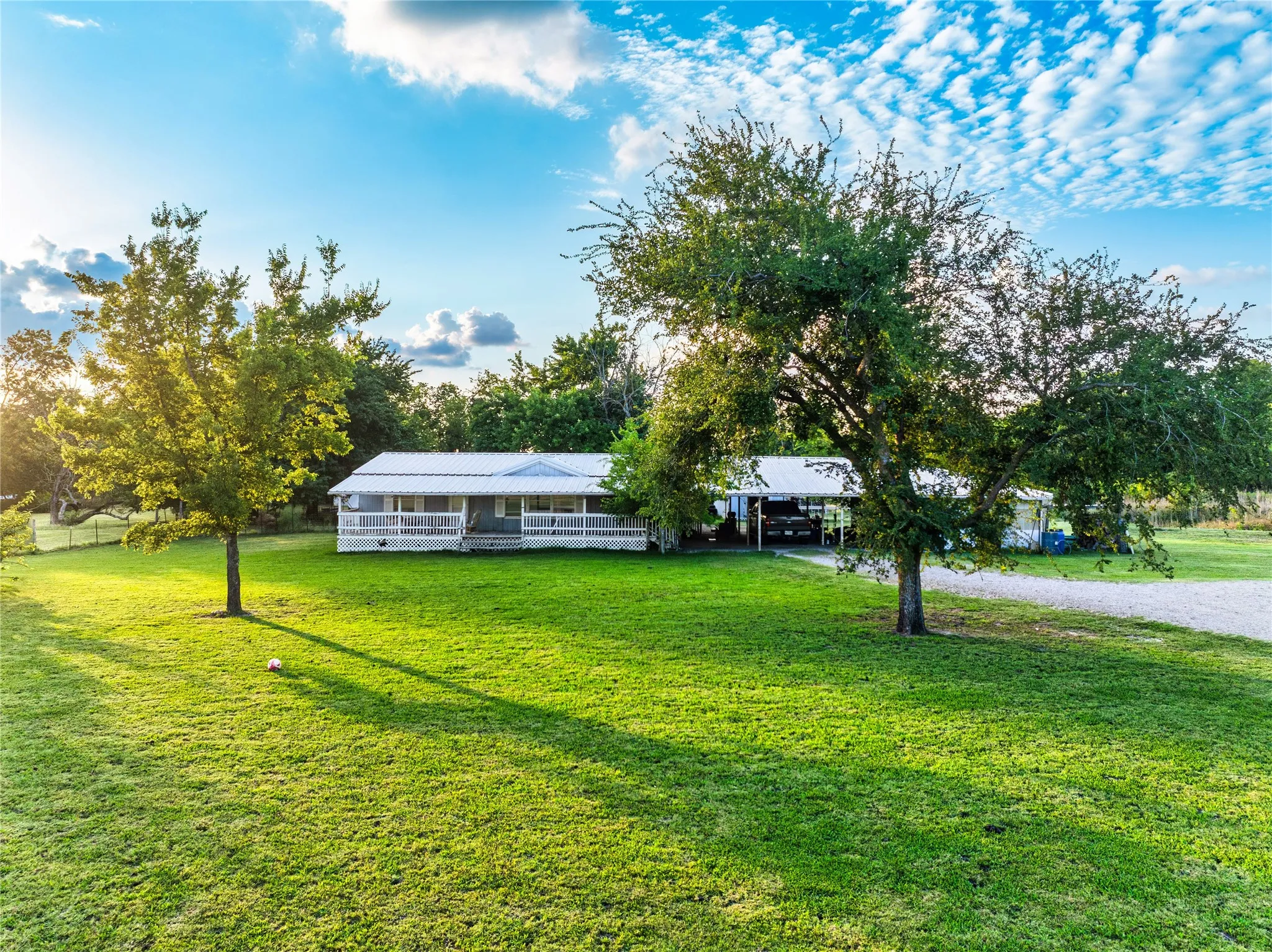Mobile Home For Sale in Kaufman County , 5401 E Cheryl Lane, Kaufman, Texas 75142, 3 Bedroom, 2 Bathroom, Garage spaces, 1,120 Sqft, built in 1999, mls#21298900, Real Estate Agent in Kaufman, Homes For Sale in Kaufman county, Homes For Sale in Kaufman, Realtor in Kaufman Texas, Real Estate Brokerage Independent Realty Texas, Luminita Cordes Realtor