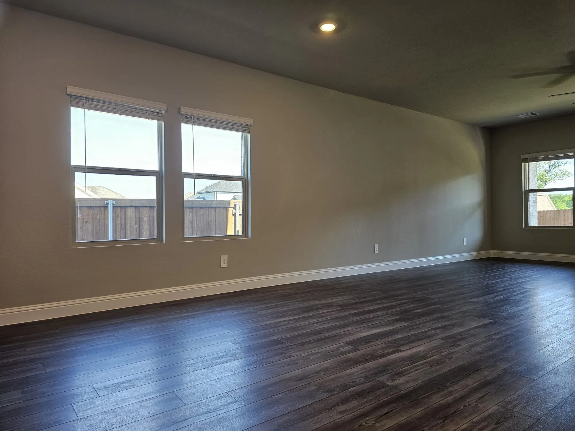 Unfurnished room with dark hardwood / wood-style flooring and ceiling fan