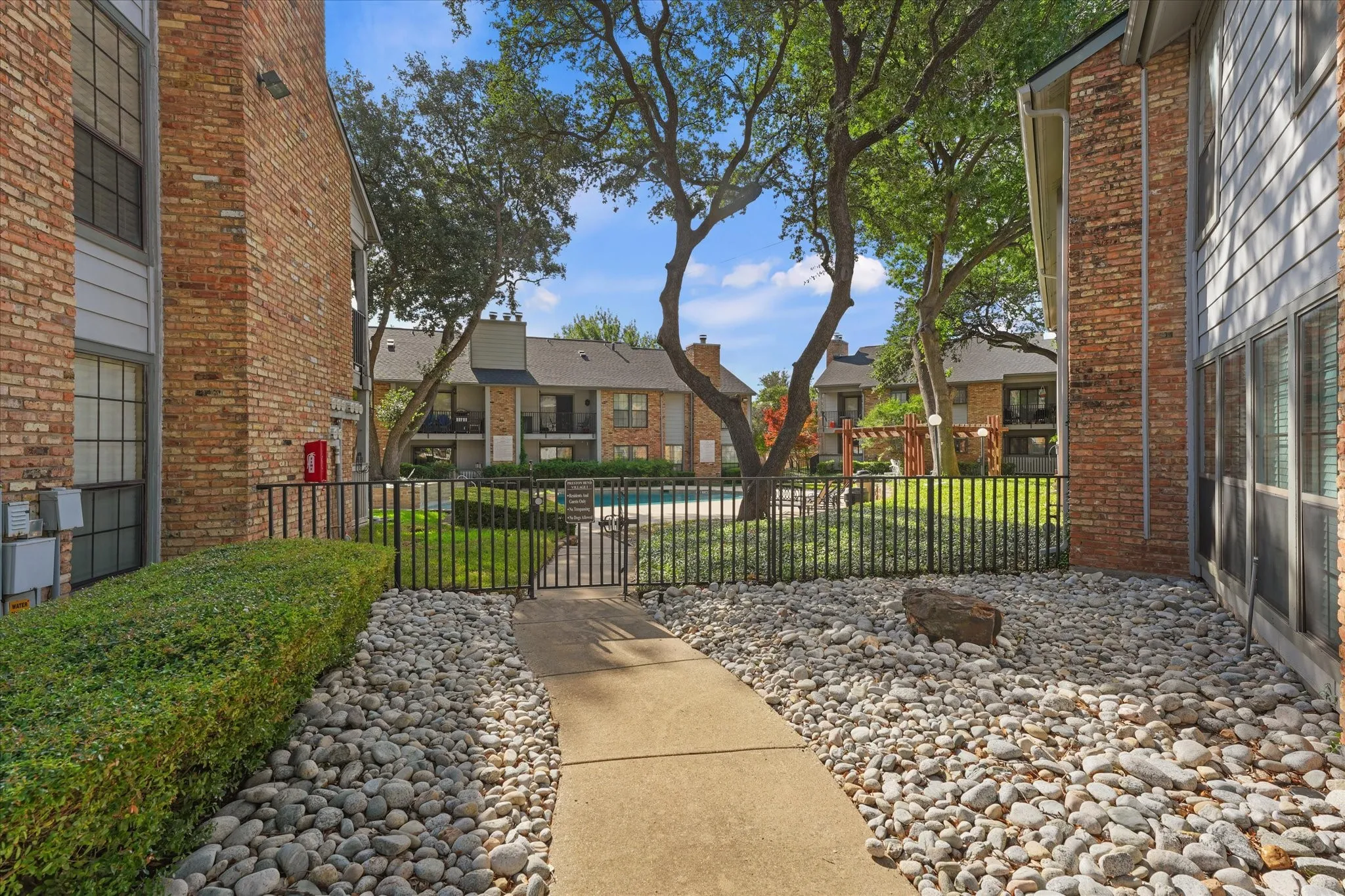 Condominium For Sale in Dallas County , 15151 Berry Trail 1404, Dallas, Texas 75248, 2 Bedroom, 2 Bathroom, Garage spaces, 966 Sqft, built in 1980, mls#21296493, Real Estate Agent in Dallas, Homes For Sale in Dallas county, Homes For Sale in Dallas, Realtor in Dallas Texas, Real Estate Brokerage Independent Realty Texas, Luminita Cordes Realtor