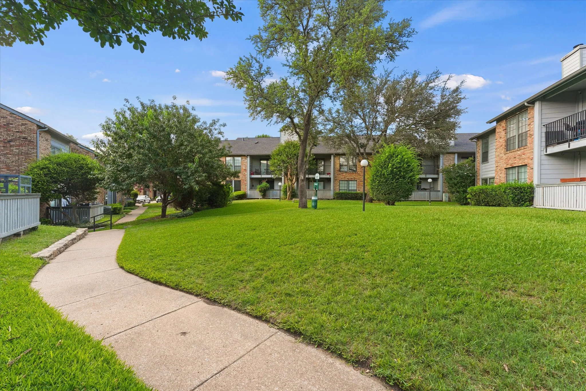 Condominium For Sale in Dallas County , 15151 Berry Trail 1404, Dallas, Texas 75248, 2 Bedroom, 2 Bathroom, Garage spaces, 966 Sqft, built in 1980, mls#21296493, Real Estate Agent in Dallas, Homes For Sale in Dallas county, Homes For Sale in Dallas, Realtor in Dallas Texas, Real Estate Brokerage Independent Realty Texas, Luminita Cordes Realtor