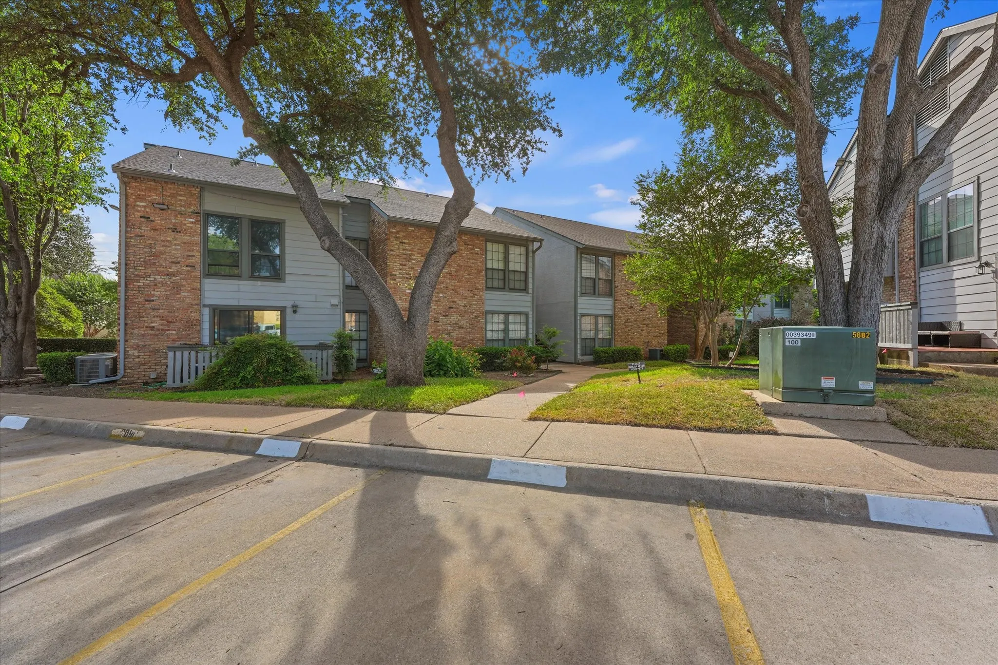 Condominium For Sale in Dallas County , 15151 Berry Trail 1404, Dallas, Texas 75248, 2 Bedroom, 2 Bathroom, Garage spaces, 966 Sqft, built in 1980, mls#21296493, Real Estate Agent in Dallas, Homes For Sale in Dallas county, Homes For Sale in Dallas, Realtor in Dallas Texas, Real Estate Brokerage Independent Realty Texas, Luminita Cordes Realtor