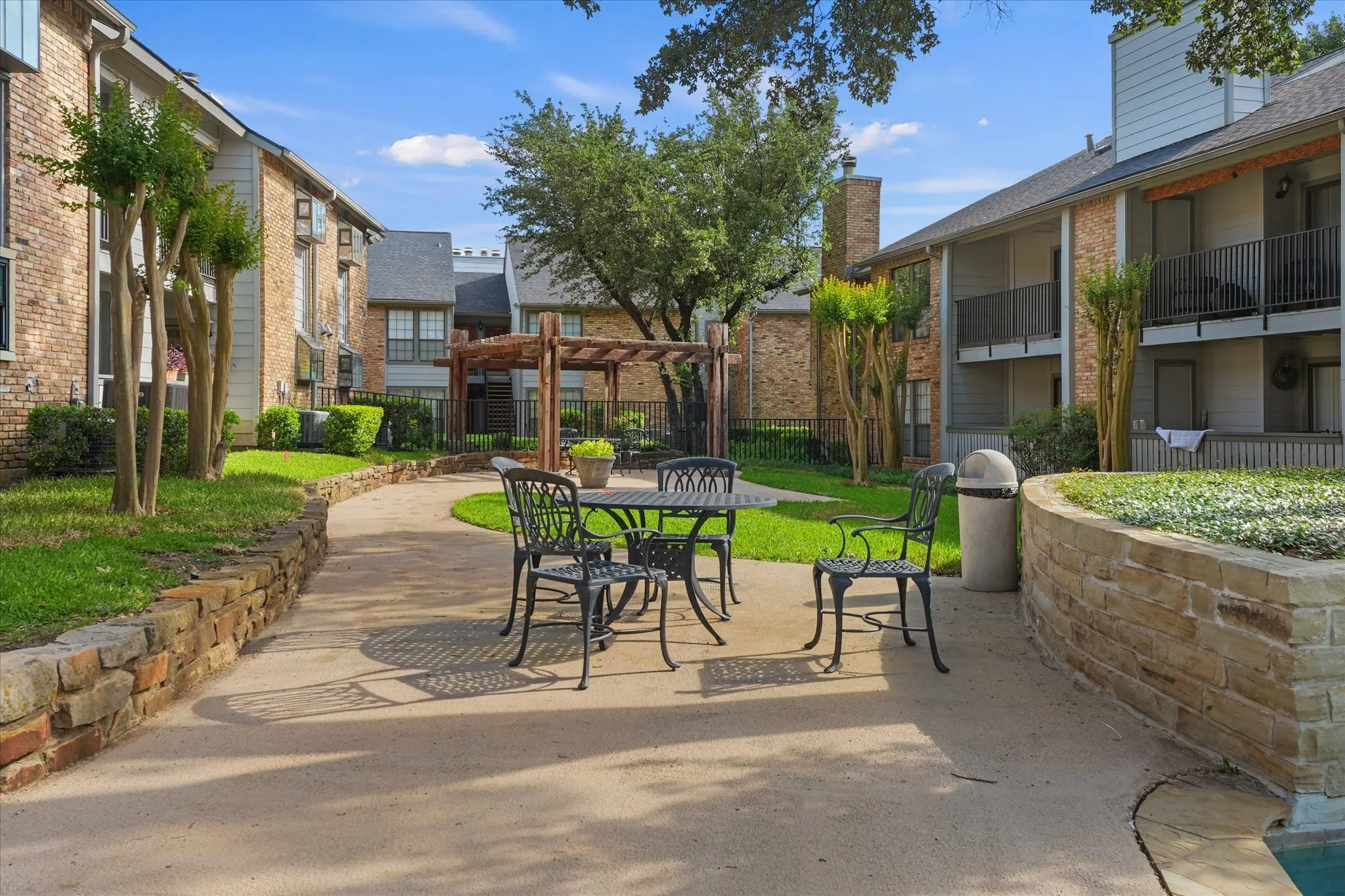 Condominium For Sale in Dallas County , 15151 Berry Trail 1404, Dallas, Texas 75248, 2 Bedroom, 2 Bathroom, Garage spaces, 966 Sqft, built in 1980, mls#21296493, Real Estate Agent in Dallas, Homes For Sale in Dallas county, Homes For Sale in Dallas, Realtor in Dallas Texas, Real Estate Brokerage Independent Realty Texas, Luminita Cordes Realtor