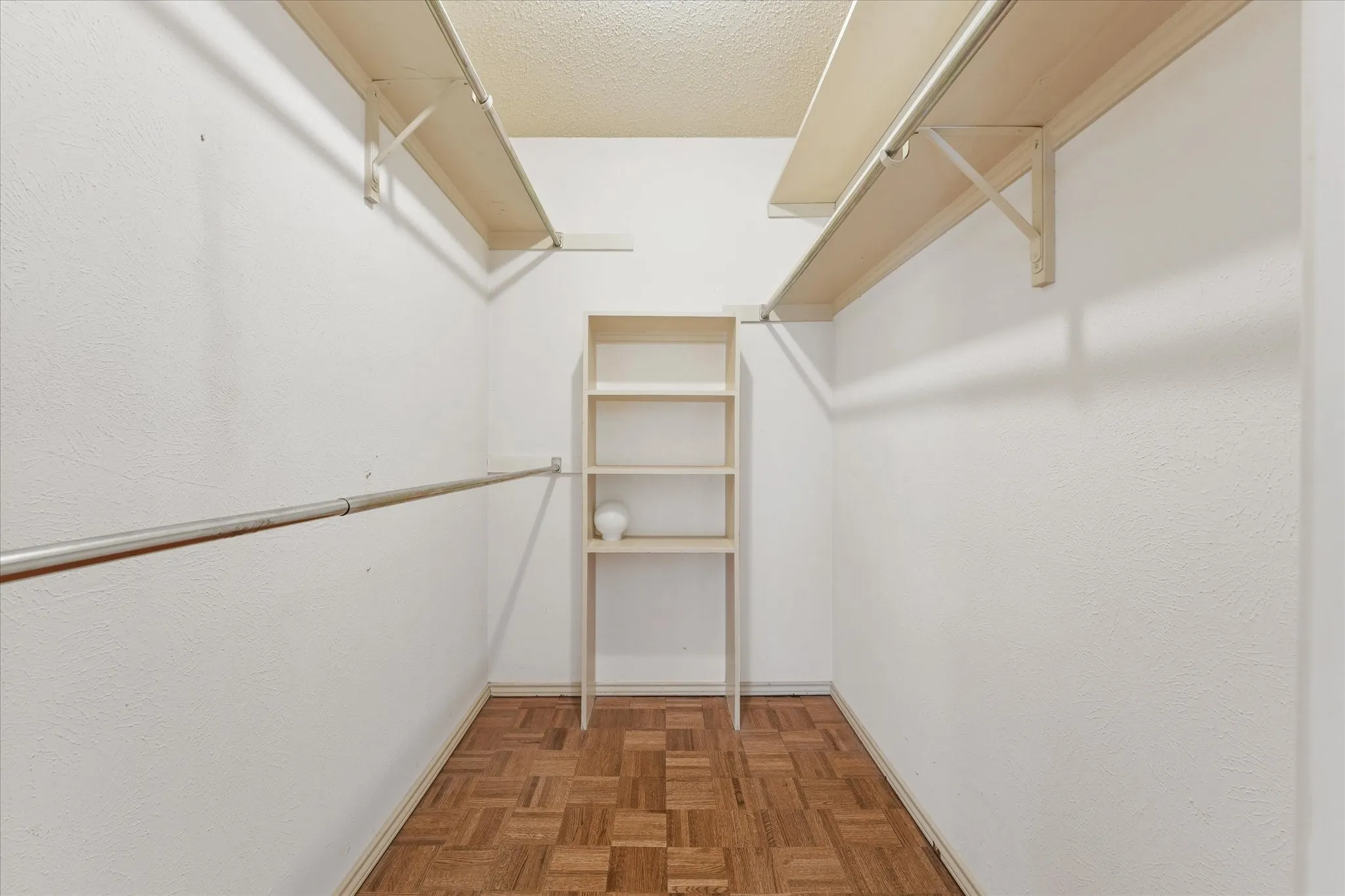 Condominium For Sale in Dallas County , 15151 Berry Trail 1404, Dallas, Texas 75248, 2 Bedroom, 2 Bathroom, Garage spaces, 966 Sqft, built in 1980, mls#21296493, Real Estate Agent in Dallas, Homes For Sale in Dallas county, Homes For Sale in Dallas, Realtor in Dallas Texas, Real Estate Brokerage Independent Realty Texas, Luminita Cordes Realtor