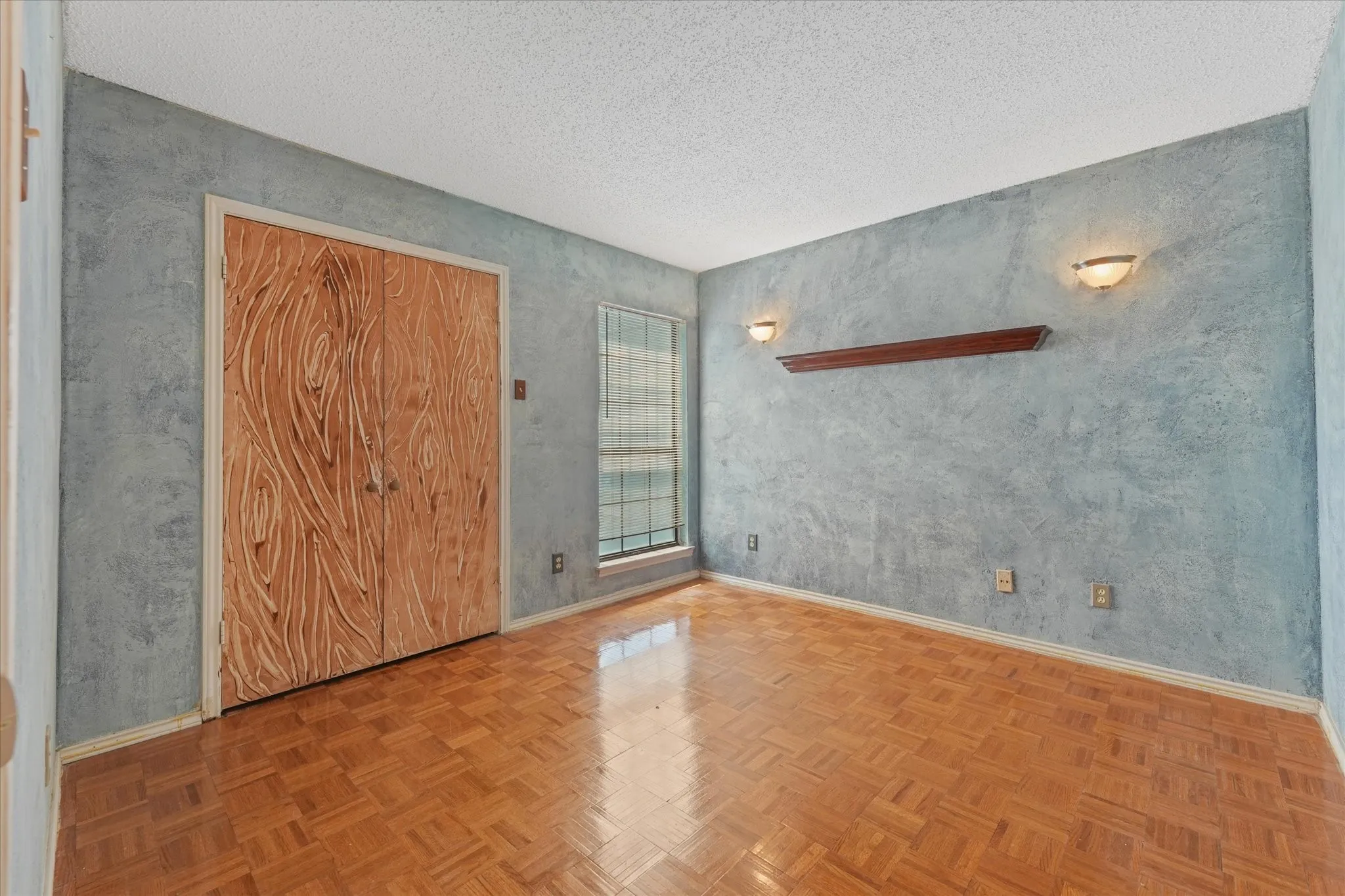 Condominium For Sale in Dallas County , 15151 Berry Trail 1404, Dallas, Texas 75248, 2 Bedroom, 2 Bathroom, Garage spaces, 966 Sqft, built in 1980, mls#21296493, Real Estate Agent in Dallas, Homes For Sale in Dallas county, Homes For Sale in Dallas, Realtor in Dallas Texas, Real Estate Brokerage Independent Realty Texas, Luminita Cordes Realtor