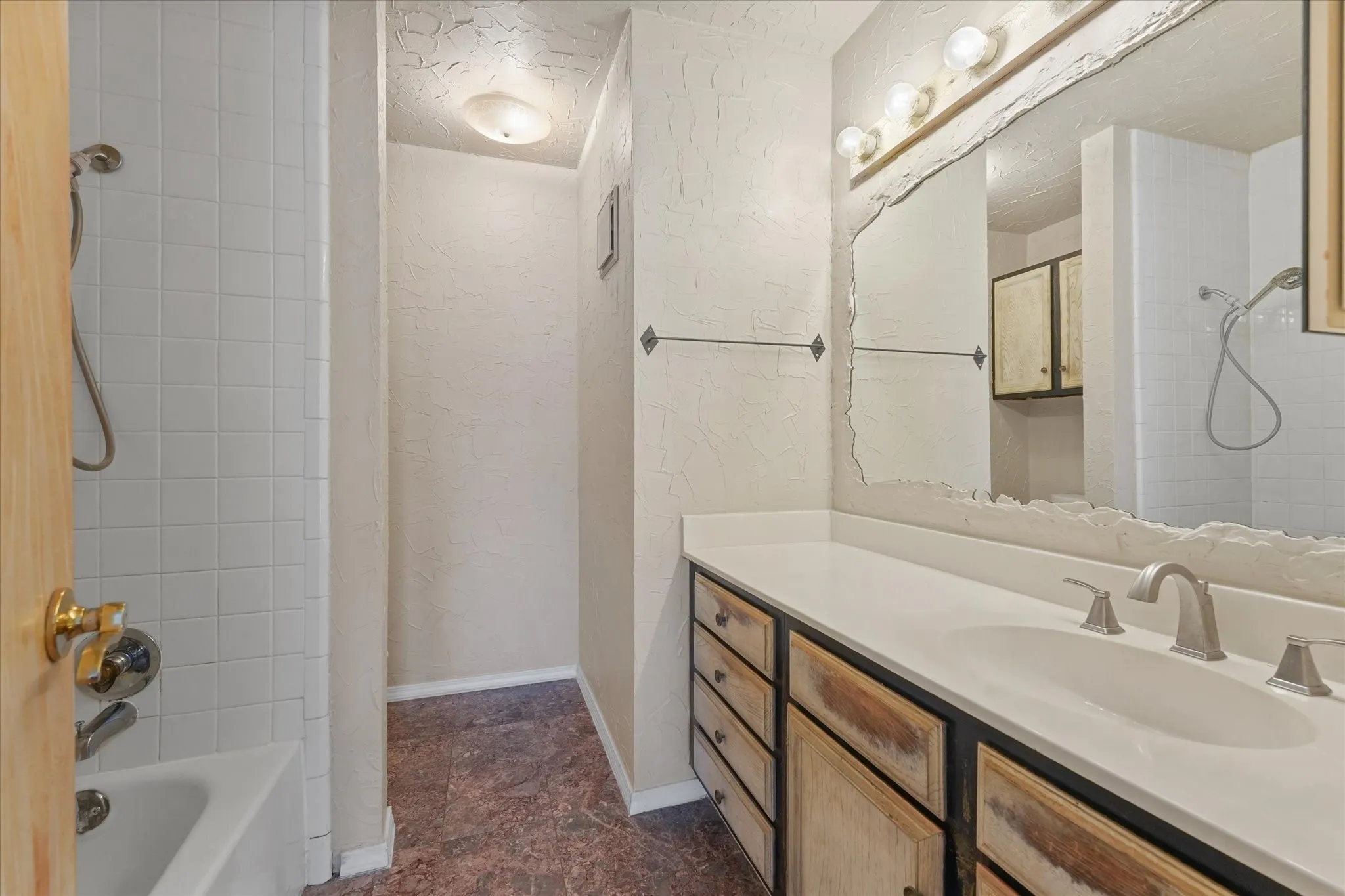 Condominium For Sale in Dallas County , 15151 Berry Trail 1404, Dallas, Texas 75248, 2 Bedroom, 2 Bathroom, Garage spaces, 966 Sqft, built in 1980, mls#21296493, Real Estate Agent in Dallas, Homes For Sale in Dallas county, Homes For Sale in Dallas, Realtor in Dallas Texas, Real Estate Brokerage Independent Realty Texas, Luminita Cordes Realtor