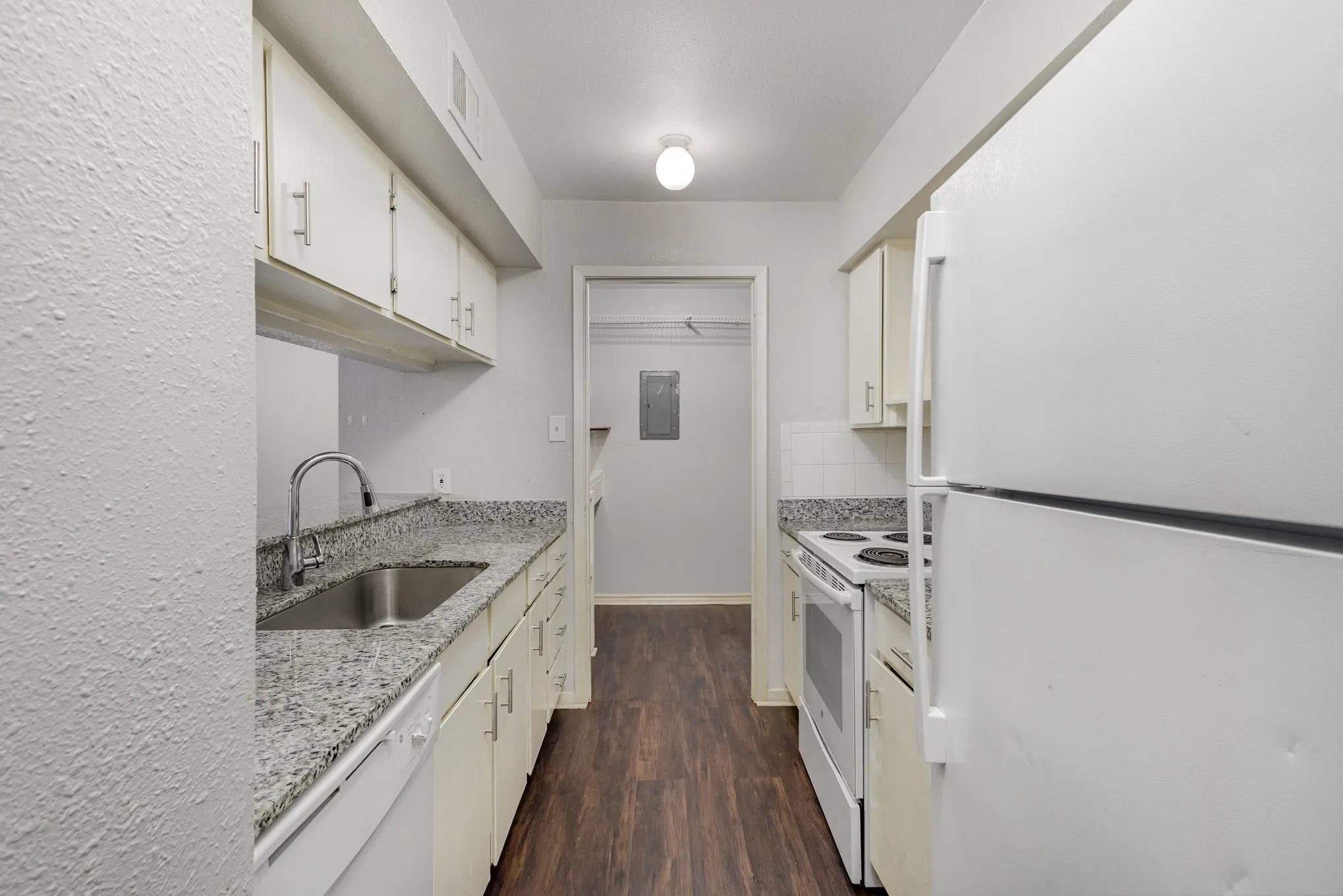 Condominium For Sale in Dallas County , 12480 Abrams Road 723, Dallas, Texas 75243, 1 Bedroom, 1 Bathroom, Garage spaces, 729 Sqft, built in 1982, mls#21298436, Real Estate Agent in Dallas, Homes For Sale in Dallas county, Homes For Sale in Dallas, Realtor in Dallas Texas, Real Estate Brokerage Independent Realty Texas, Luminita Cordes Realtor