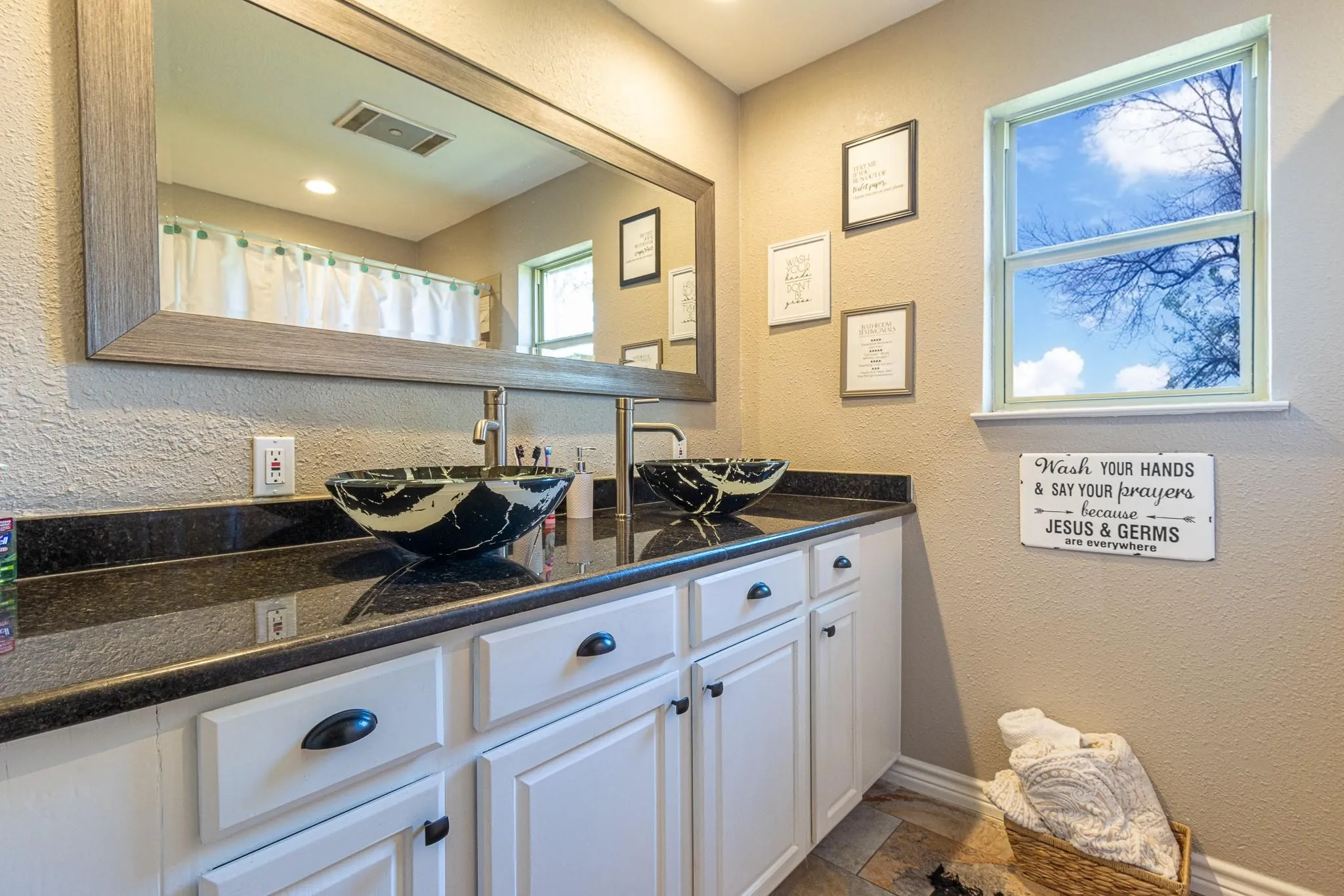 Single Family Residence For Rent in Henderson County , 12817 US Highway 175 E, Larue, Texas 75770, 4 Bedroom, 2 Bathroom, Garage spaces, 2,044 Sqft, built in 1981, mls#21299002, Real Estate Agent in Larue, Homes For Rent in Henderson county, Homes For Rent in Larue, Realtor in Larue Texas, Real Estate Brokerage Independent Realty Texas, Luminita Cordes Realtor