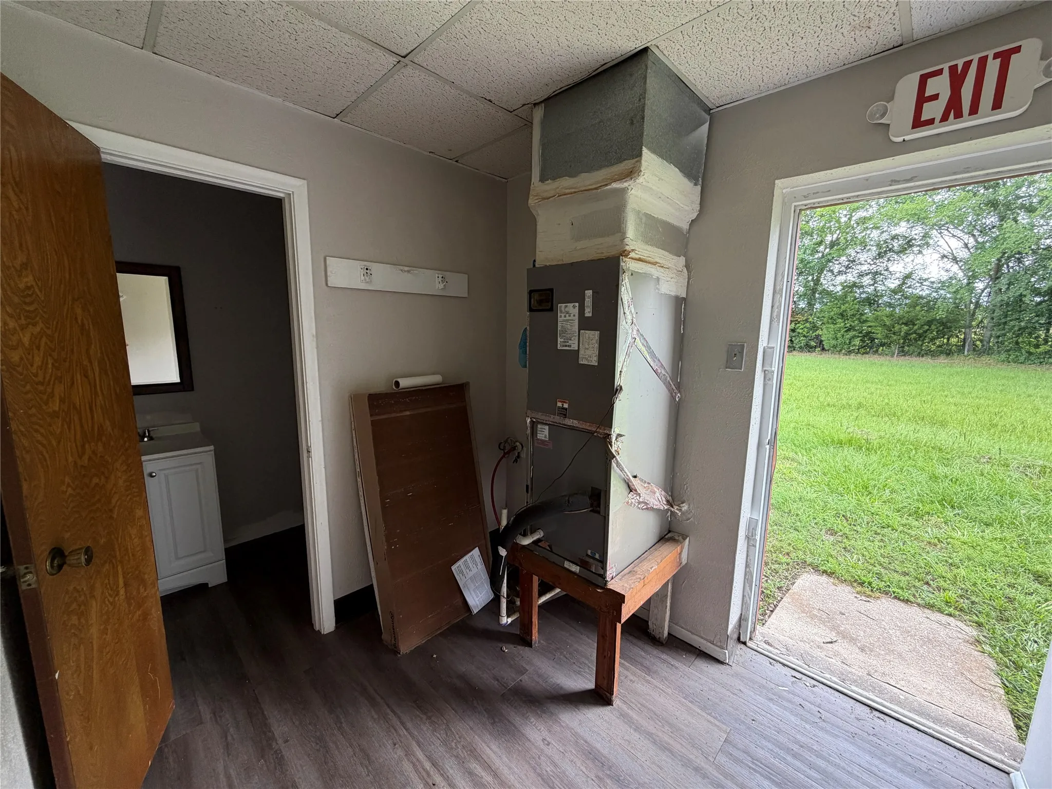 Retail For Rent in Henderson County , 430 S Seven Points Drive C, Seven Points, Texas 75143, 0, 0, Garage spaces, 0 Sqft, built in 1987, Price $525, mls#21299000, Real Estate Agent in Seven Points, Homes For Rent in Henderson county, Homes For Rent in Seven Points, Realtor in Seven Points Texas, Real Estate Brokerage Independent Realty Texas, Luminita Cordes Realtor