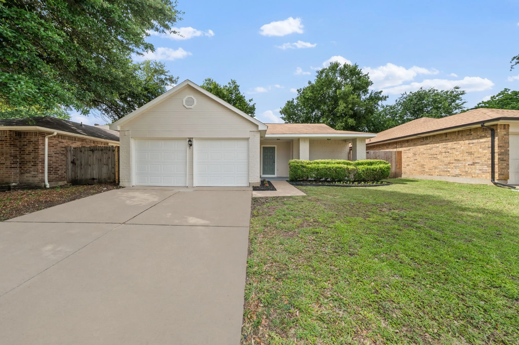 Single Family Residence For Sale in Tarrant County , 310 Valley Spring Drive, Arlington, Texas 76018, 3 Bedroom, 2 Bathroom, 2 Garage spaces, 1,448 Sqft, built in 1985, mls#21296374, Real Estate Agent in Arlington, Homes For Sale in Tarrant county, Homes For Sale in Arlington, Realtor in Arlington Texas, Real Estate Brokerage Independent Realty Texas, Luminita Cordes Realtor