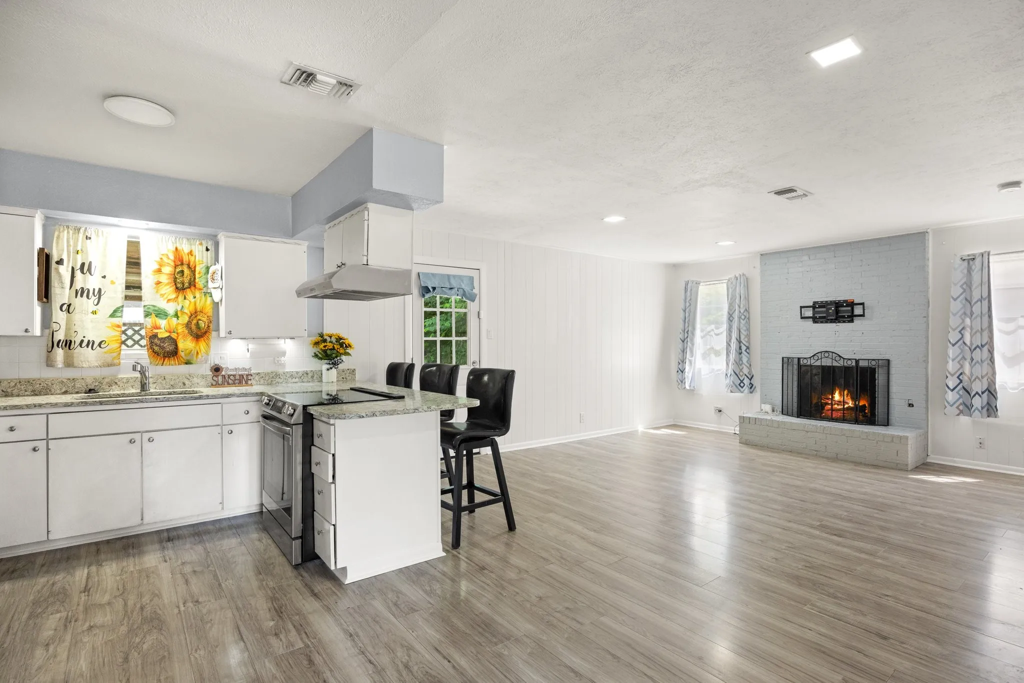 Single Family Residence For Sale in Tarrant County , 401 Langley Avenue, Everman, Texas 76140, 3 Bedroom, 2 Bathroom, 2 Garage spaces, 1,248 Sqft, built in 1965, mls#21299029, Real Estate Agent in Everman, Homes For Sale in Tarrant county, Homes For Sale in Everman, Realtor in Everman Texas, Real Estate Brokerage Independent Realty Texas, Luminita Cordes Realtor