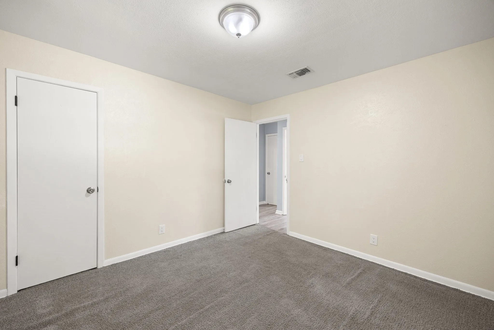 Single Family Residence For Sale in Tarrant County , 401 Langley Avenue, Everman, Texas 76140, 3 Bedroom, 2 Bathroom, 2 Garage spaces, 1,248 Sqft, built in 1965, mls#21299029, Real Estate Agent in Everman, Homes For Sale in Tarrant county, Homes For Sale in Everman, Realtor in Everman Texas, Real Estate Brokerage Independent Realty Texas, Luminita Cordes Realtor