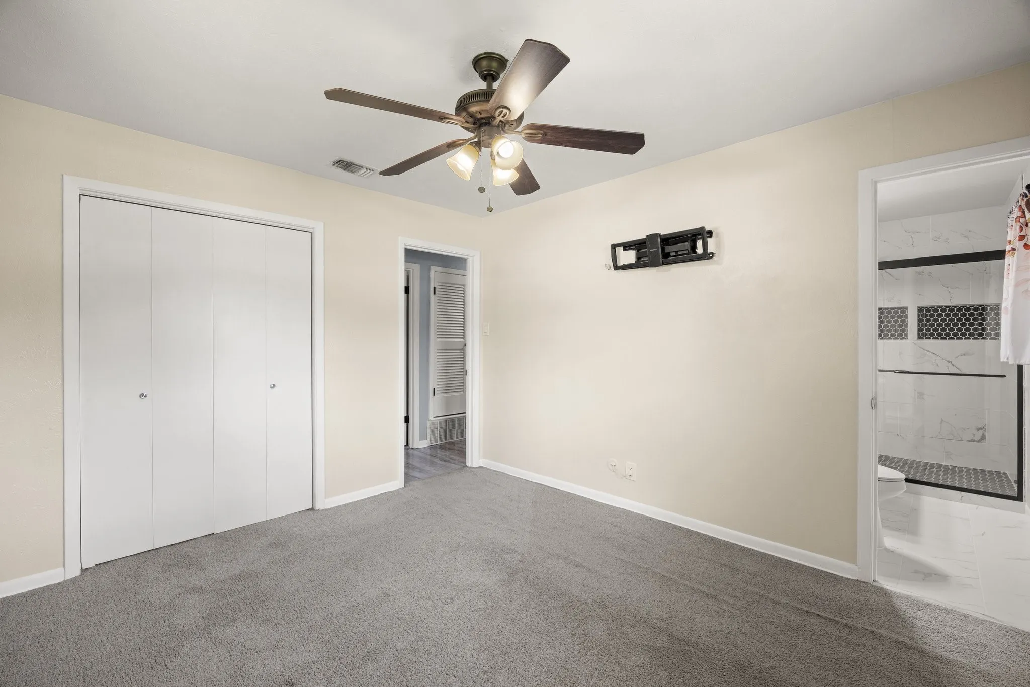 Single Family Residence For Sale in Tarrant County , 401 Langley Avenue, Everman, Texas 76140, 3 Bedroom, 2 Bathroom, 2 Garage spaces, 1,248 Sqft, built in 1965, mls#21299029, Real Estate Agent in Everman, Homes For Sale in Tarrant county, Homes For Sale in Everman, Realtor in Everman Texas, Real Estate Brokerage Independent Realty Texas, Luminita Cordes Realtor