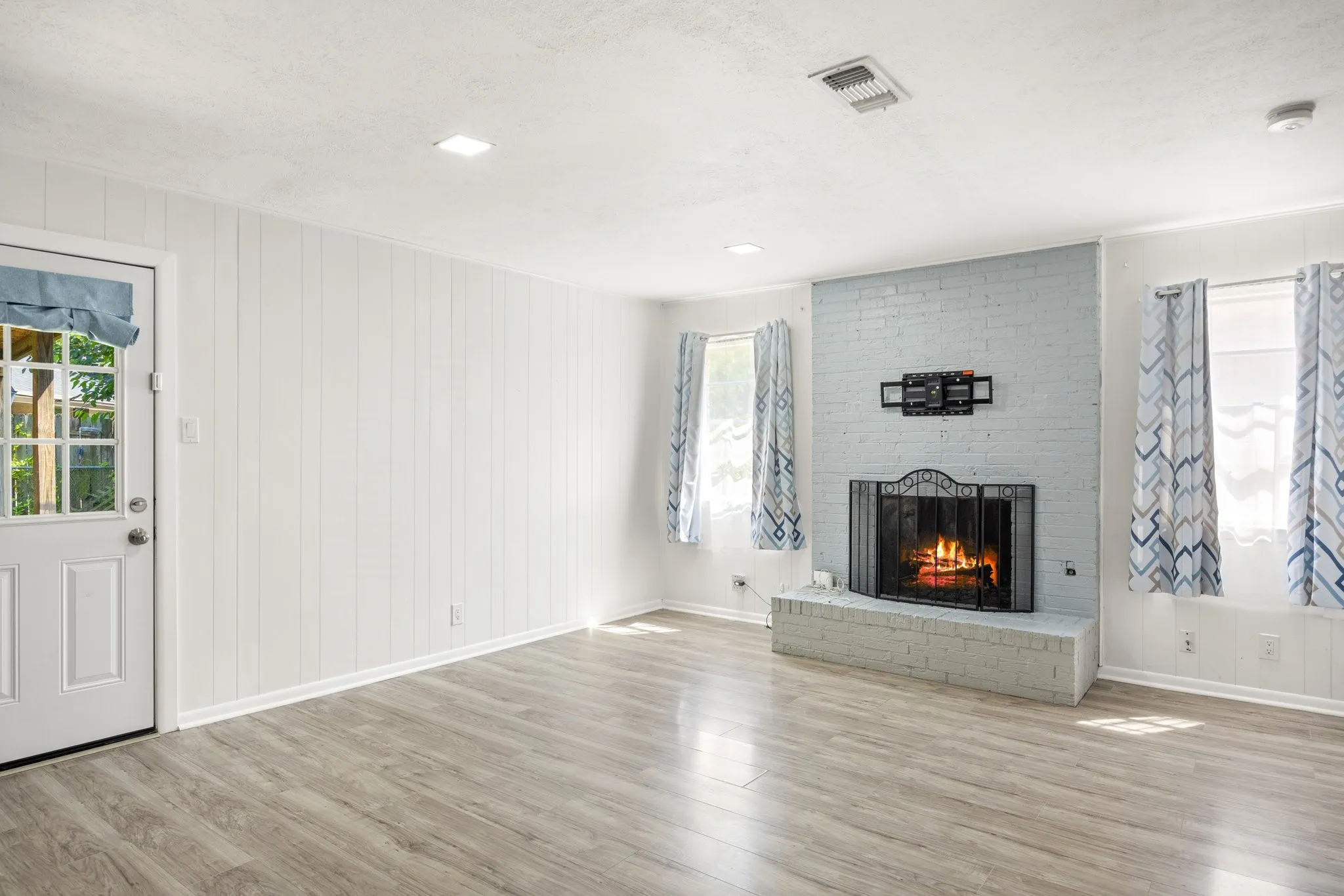 Single Family Residence For Sale in Tarrant County , 401 Langley Avenue, Everman, Texas 76140, 3 Bedroom, 2 Bathroom, 2 Garage spaces, 1,248 Sqft, built in 1965, mls#21299029, Real Estate Agent in Everman, Homes For Sale in Tarrant county, Homes For Sale in Everman, Realtor in Everman Texas, Real Estate Brokerage Independent Realty Texas, Luminita Cordes Realtor