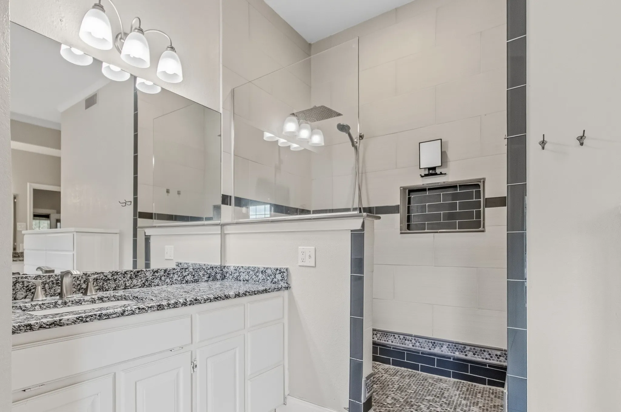Separate Lg Shower