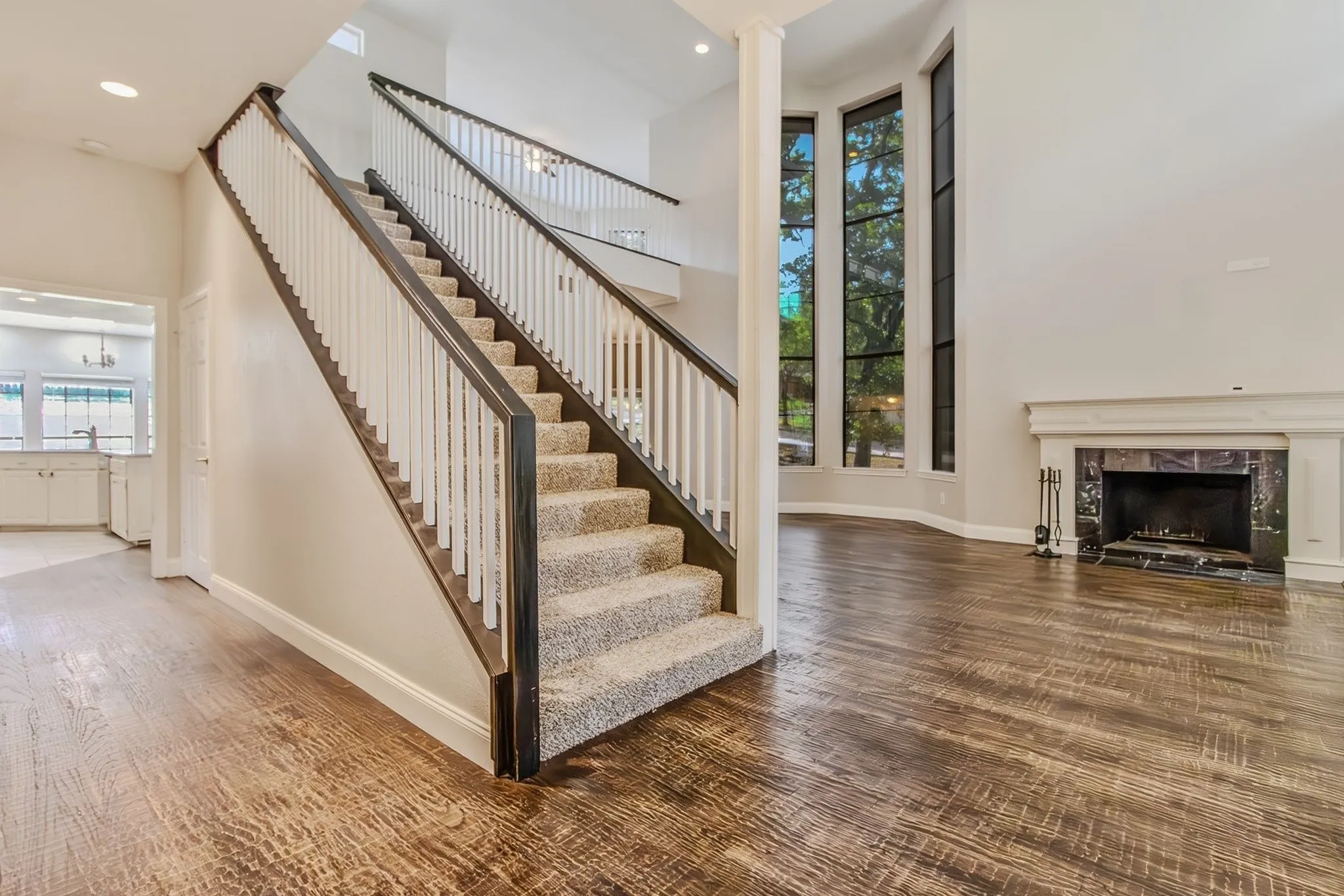 Livingroom to your right and hall to kitchen