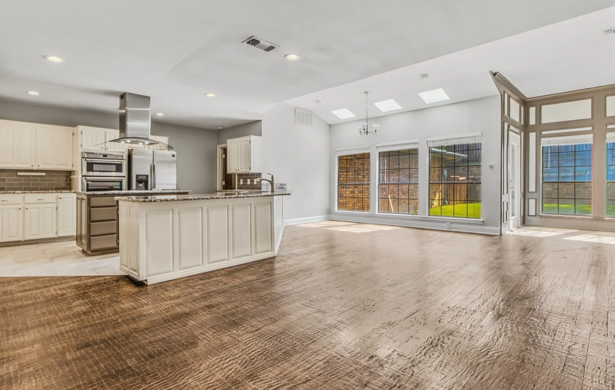 Breakfast Bar and sitting area in the kitchen