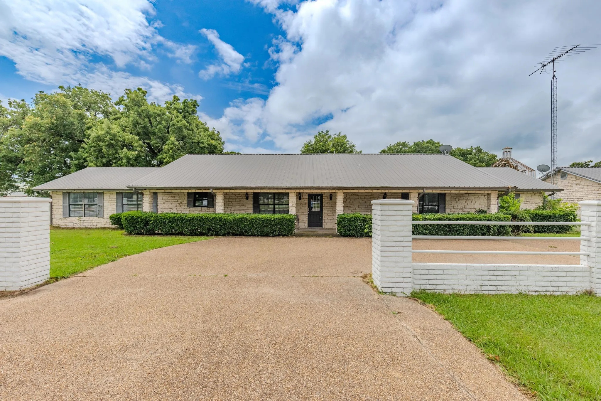 Ranch For Sale in Hunt County , 4509 Diamond D Road, Lone Oak, Texas 75453, 0, 0, Garage spaces, 0 Sqft, built in 1992, mls#21299044, Real Estate Agent in Lone Oak, Homes For Sale in Hunt county, Homes For Sale in Lone Oak, Realtor in Lone Oak Texas, Real Estate Brokerage Independent Realty Texas, Luminita Cordes Realtor