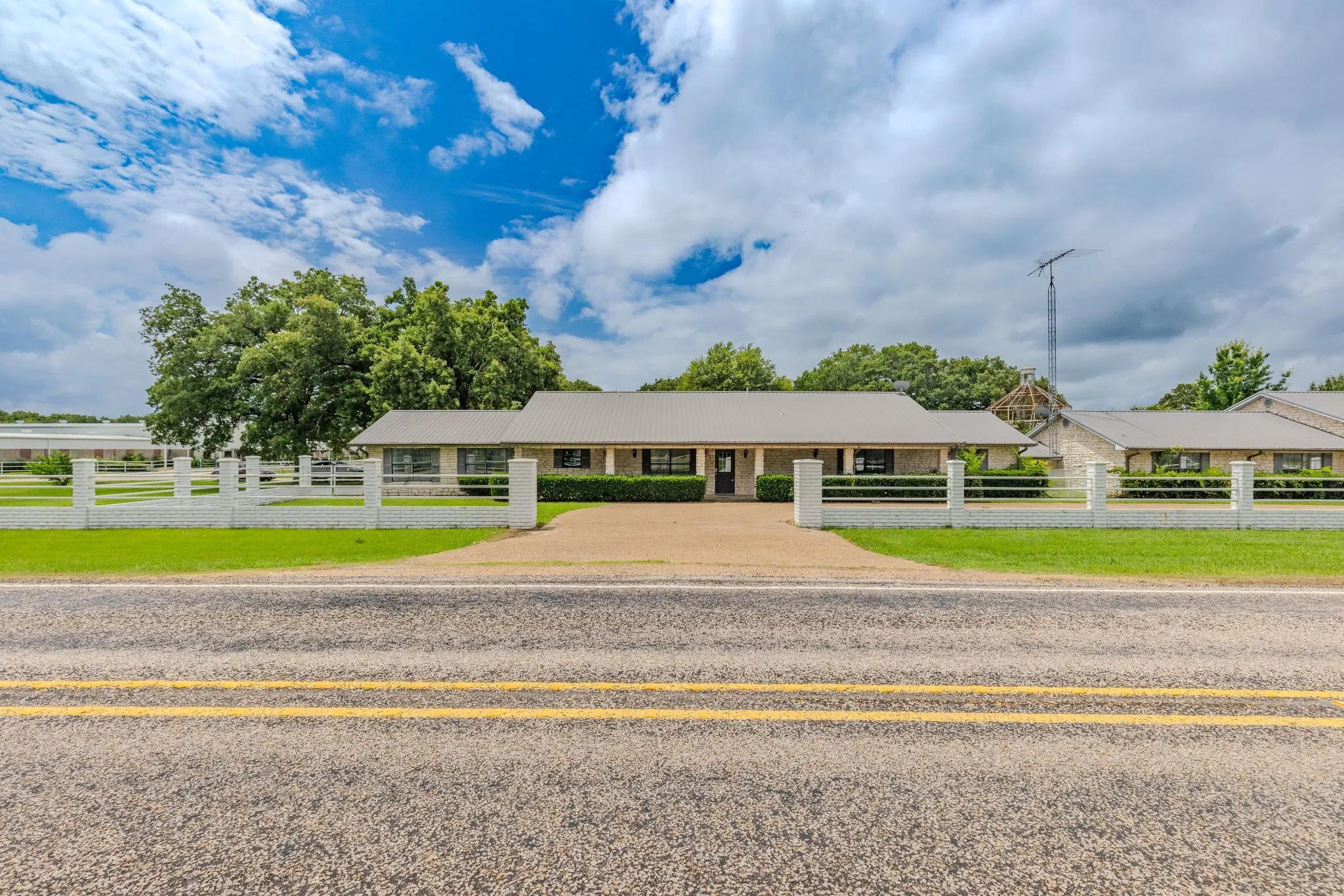 Ranch For Sale in Hunt County , 4509 Diamond D Road, Lone Oak, Texas 75453, 0, 0, Garage spaces, 0 Sqft, built in 1992, mls#21299044, Real Estate Agent in Lone Oak, Homes For Sale in Hunt county, Homes For Sale in Lone Oak, Realtor in Lone Oak Texas, Real Estate Brokerage Independent Realty Texas, Luminita Cordes Realtor