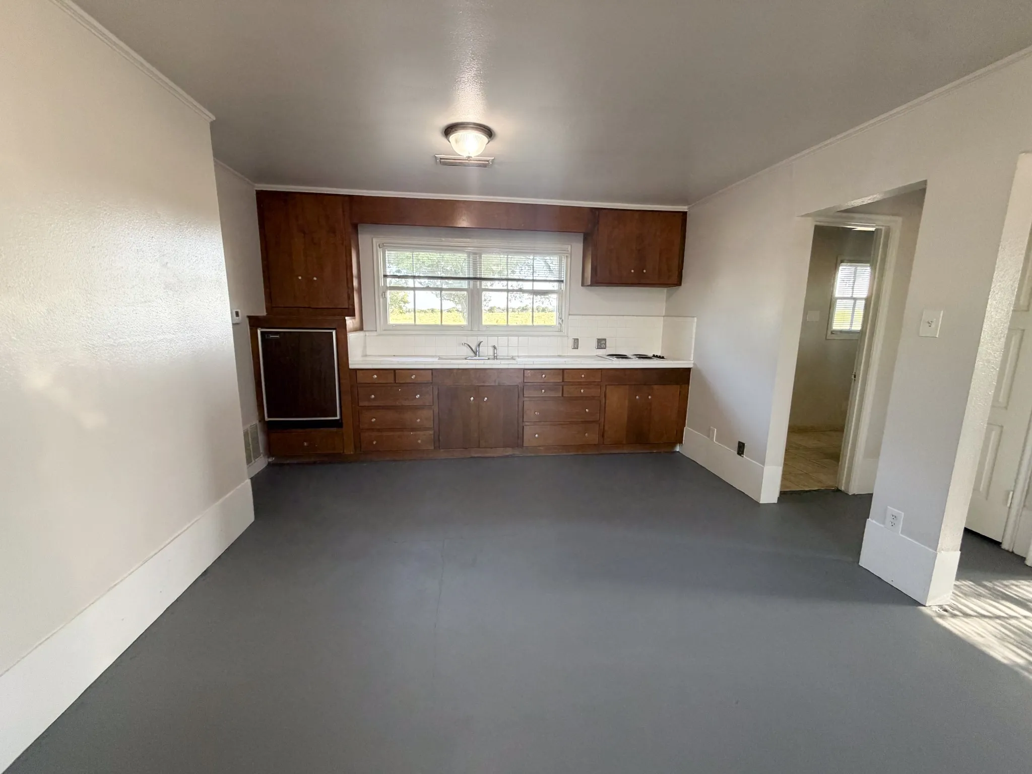 Quadruplex For Rent in Ellis County , 2200 Country Club Road A, Ennis, Texas 75119, 1 Bedroom, 1 Bathroom, Garage spaces, 620 Sqft, built in 1963, Price $800, mls#21299071, Real Estate Agent in Ennis, Homes For Rent in Ellis county, Homes For Rent in Ennis, Realtor in Ennis Texas, Real Estate Brokerage Independent Realty Texas, Luminita Cordes Realtor
