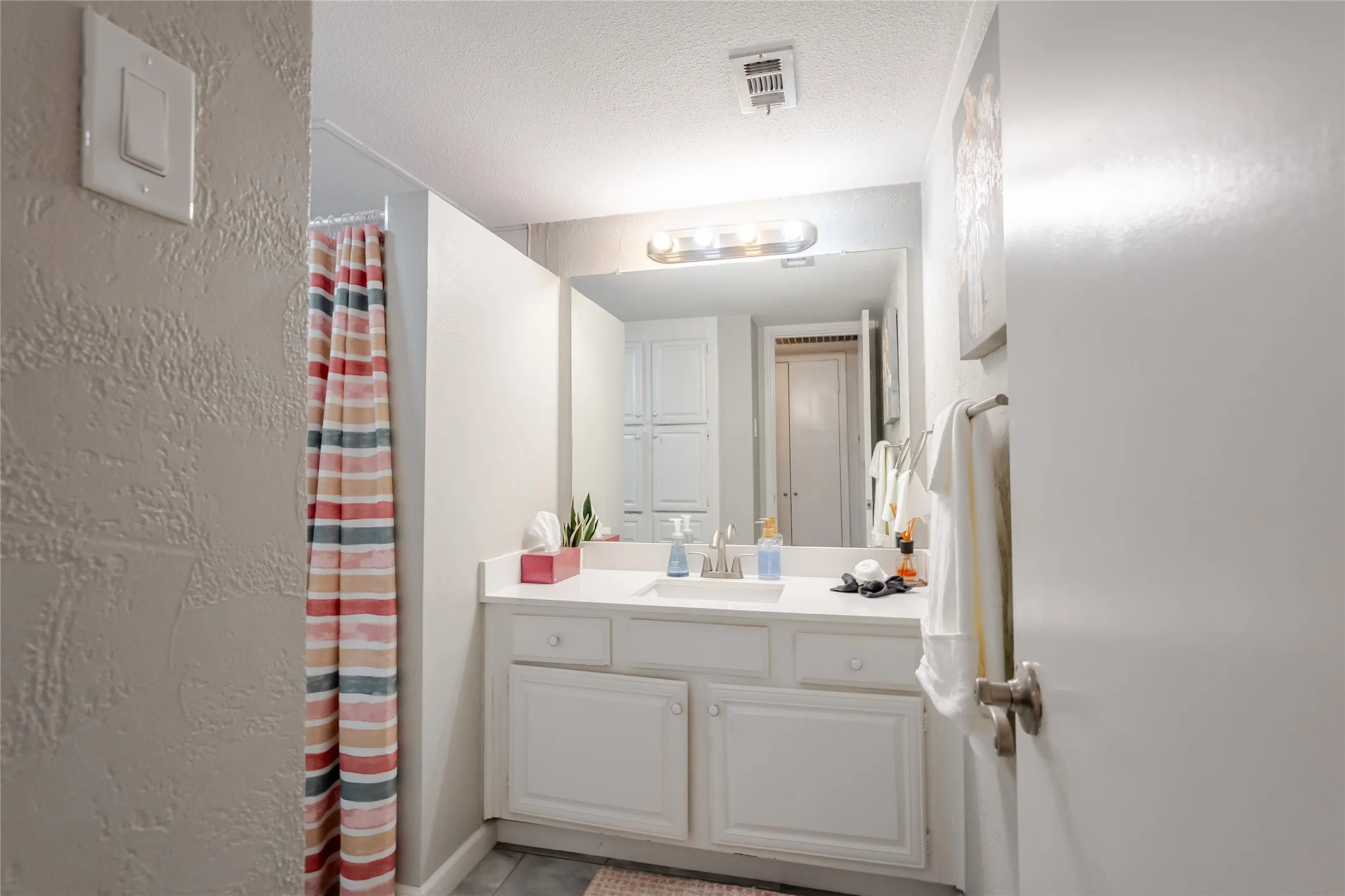 White vanity with dual lower cabinets and three drawers