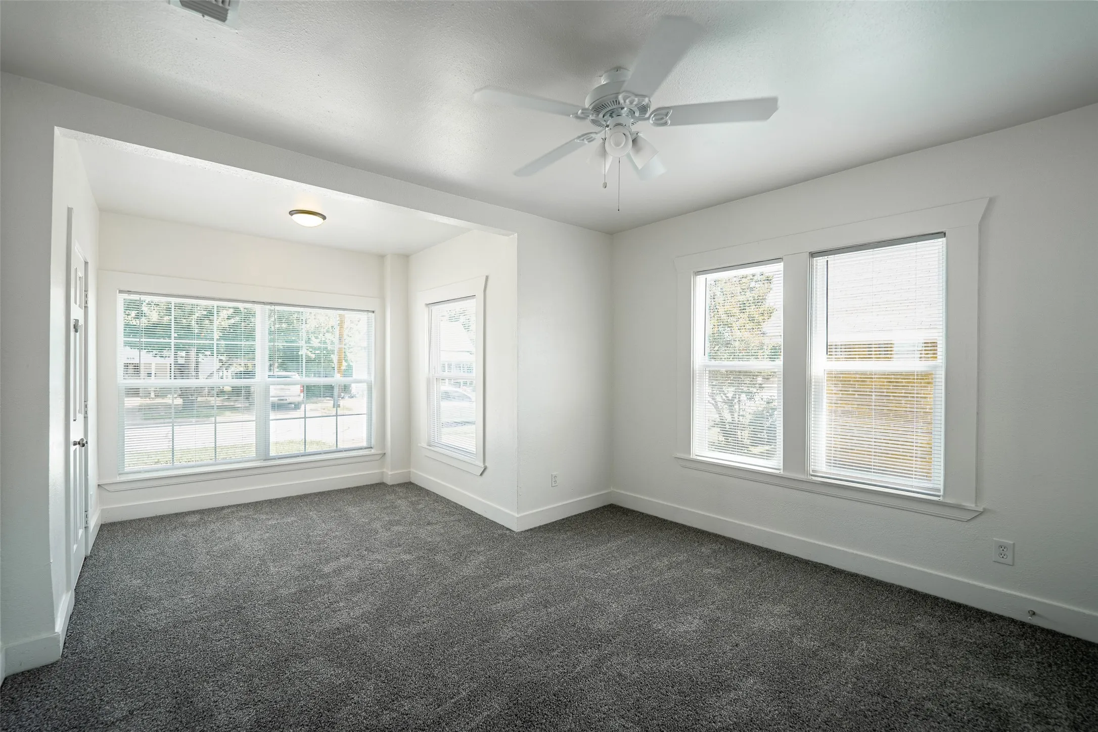 Single Family Residence For Sale in Tarrant County , 924 E Leuda Street, Fort Worth, Texas 76104, 3 Bedroom, 2 Bathroom, Garage spaces, 1,492 Sqft, built in 1924, mls#21298894, Real Estate Agent in Fort Worth, Homes For Sale in Tarrant county, Homes For Sale in Fort Worth, Realtor in Fort Worth Texas, Real Estate Brokerage Independent Realty Texas, Luminita Cordes Realtor