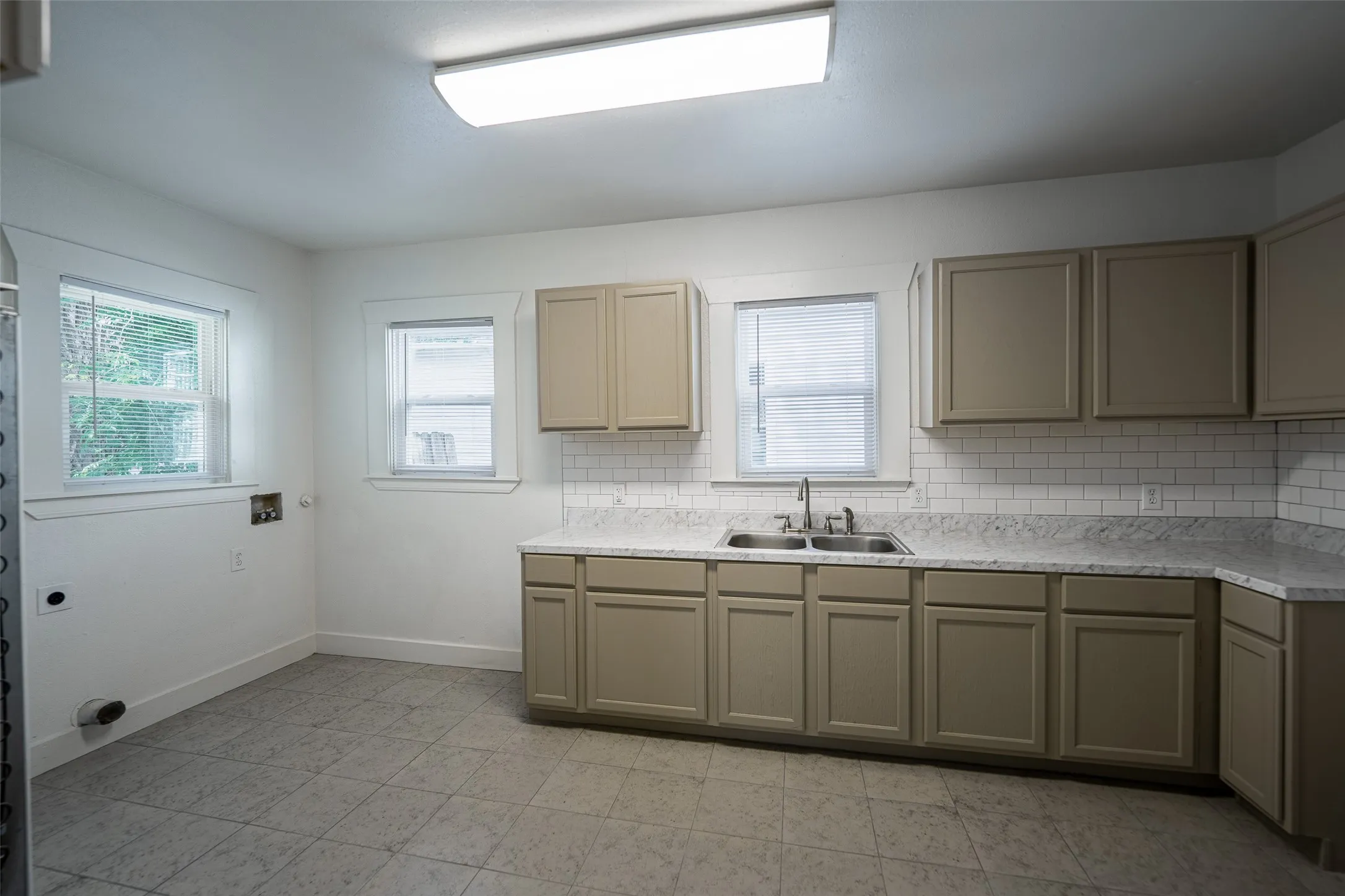 Single Family Residence For Sale in Tarrant County , 924 E Leuda Street, Fort Worth, Texas 76104, 3 Bedroom, 2 Bathroom, Garage spaces, 1,492 Sqft, built in 1924, mls#21298894, Real Estate Agent in Fort Worth, Homes For Sale in Tarrant county, Homes For Sale in Fort Worth, Realtor in Fort Worth Texas, Real Estate Brokerage Independent Realty Texas, Luminita Cordes Realtor