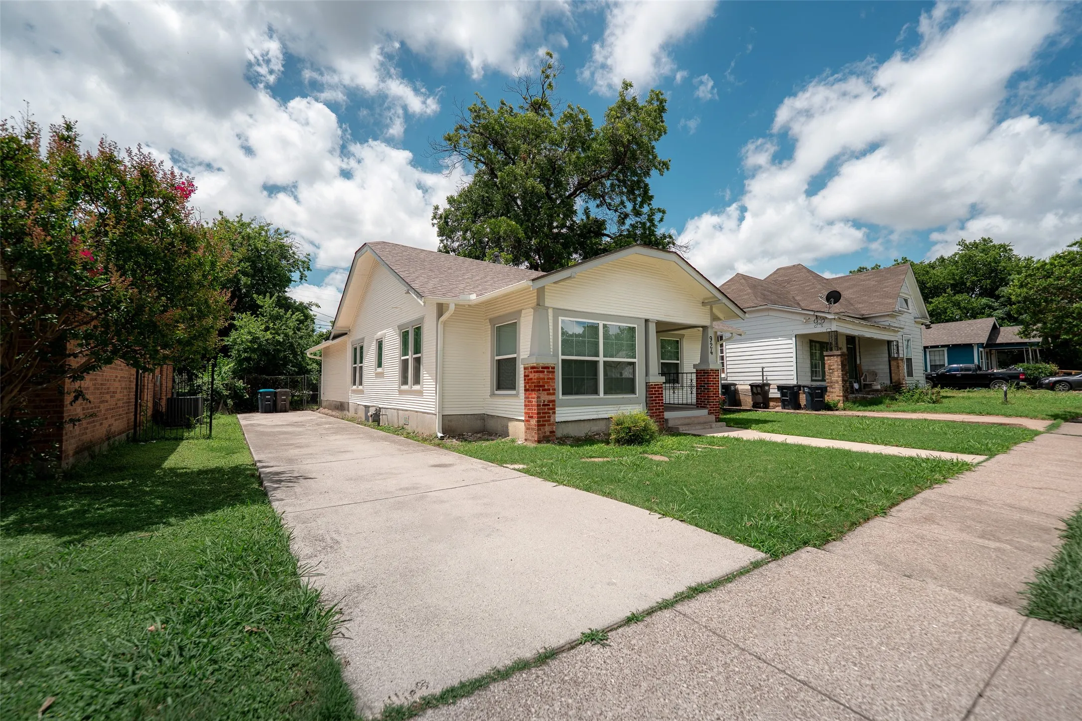 Single Family Residence For Sale in Tarrant County , 924 E Leuda Street, Fort Worth, Texas 76104, 3 Bedroom, 2 Bathroom, Garage spaces, 1,492 Sqft, built in 1924, mls#21298894, Real Estate Agent in Fort Worth, Homes For Sale in Tarrant county, Homes For Sale in Fort Worth, Realtor in Fort Worth Texas, Real Estate Brokerage Independent Realty Texas, Luminita Cordes Realtor