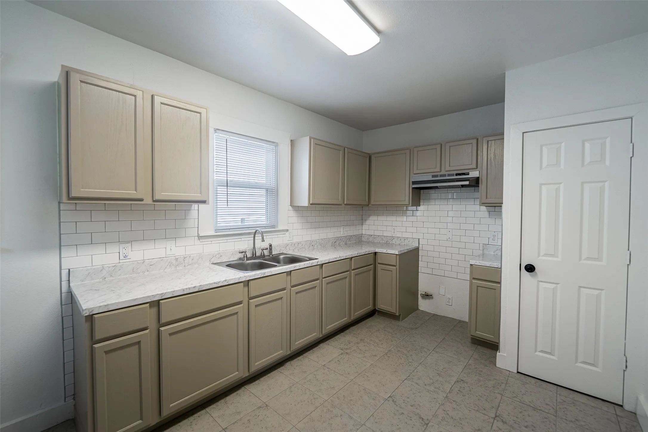 Single Family Residence For Sale in Tarrant County , 924 E Leuda Street, Fort Worth, Texas 76104, 3 Bedroom, 2 Bathroom, Garage spaces, 1,492 Sqft, built in 1924, mls#21298894, Real Estate Agent in Fort Worth, Homes For Sale in Tarrant county, Homes For Sale in Fort Worth, Realtor in Fort Worth Texas, Real Estate Brokerage Independent Realty Texas, Luminita Cordes Realtor