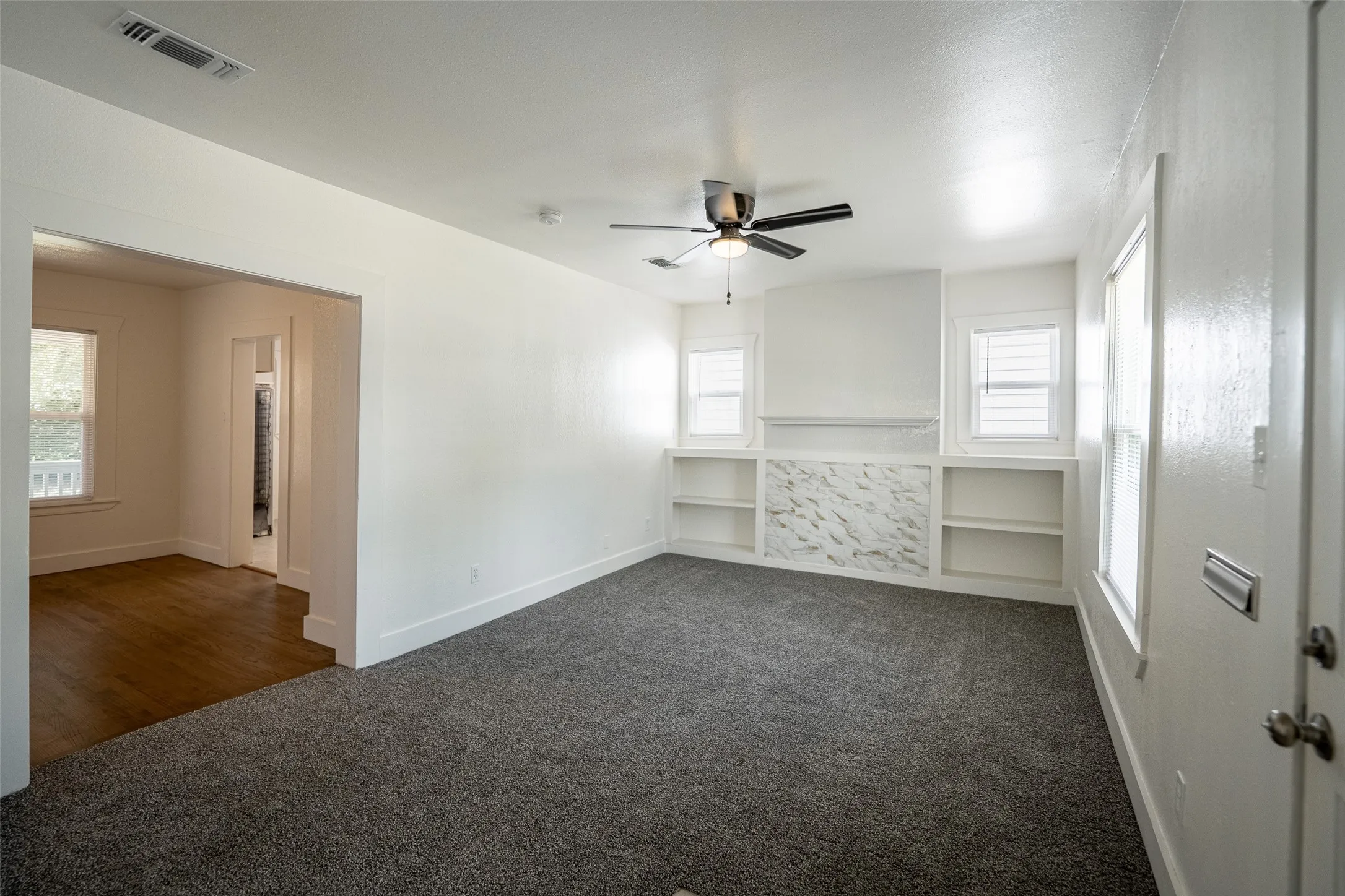 Single Family Residence For Sale in Tarrant County , 924 E Leuda Street, Fort Worth, Texas 76104, 3 Bedroom, 2 Bathroom, Garage spaces, 1,492 Sqft, built in 1924, mls#21298894, Real Estate Agent in Fort Worth, Homes For Sale in Tarrant county, Homes For Sale in Fort Worth, Realtor in Fort Worth Texas, Real Estate Brokerage Independent Realty Texas, Luminita Cordes Realtor