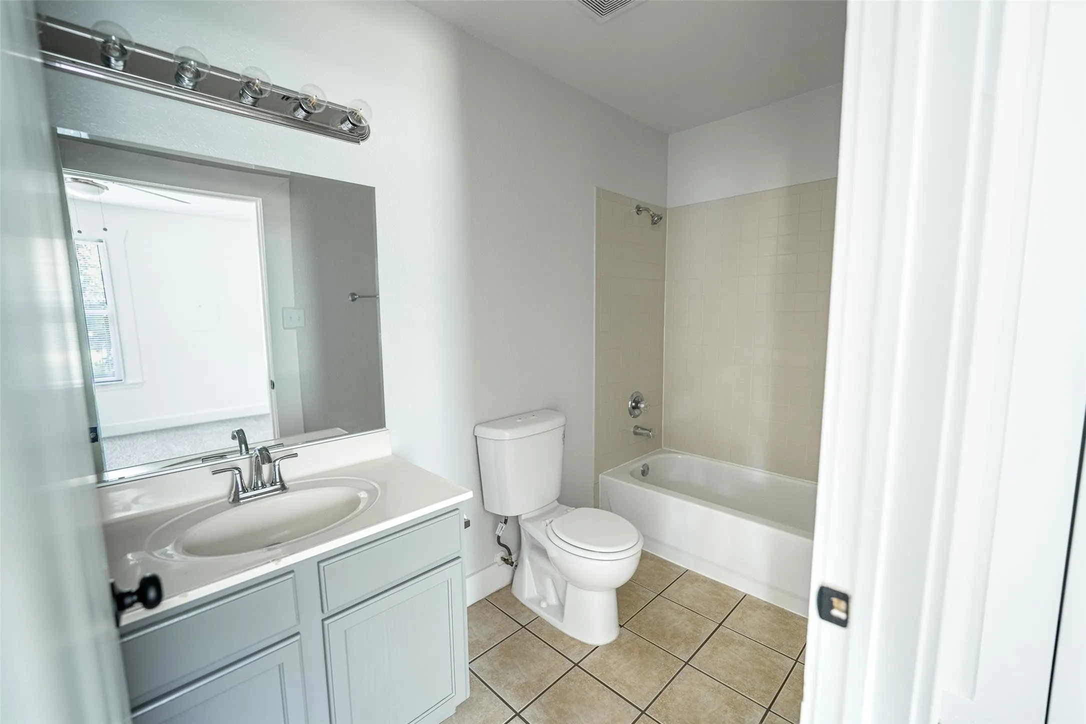 Single Family Residence For Sale in Tarrant County , 924 E Leuda Street, Fort Worth, Texas 76104, 3 Bedroom, 2 Bathroom, Garage spaces, 1,492 Sqft, built in 1924, mls#21298894, Real Estate Agent in Fort Worth, Homes For Sale in Tarrant county, Homes For Sale in Fort Worth, Realtor in Fort Worth Texas, Real Estate Brokerage Independent Realty Texas, Luminita Cordes Realtor