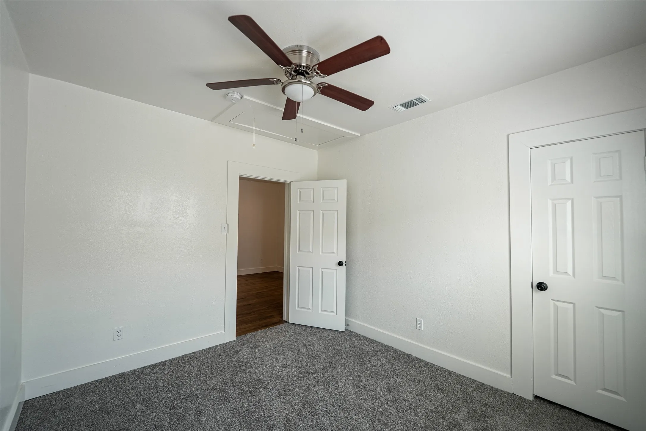 Single Family Residence For Sale in Tarrant County , 924 E Leuda Street, Fort Worth, Texas 76104, 3 Bedroom, 2 Bathroom, Garage spaces, 1,492 Sqft, built in 1924, mls#21298894, Real Estate Agent in Fort Worth, Homes For Sale in Tarrant county, Homes For Sale in Fort Worth, Realtor in Fort Worth Texas, Real Estate Brokerage Independent Realty Texas, Luminita Cordes Realtor