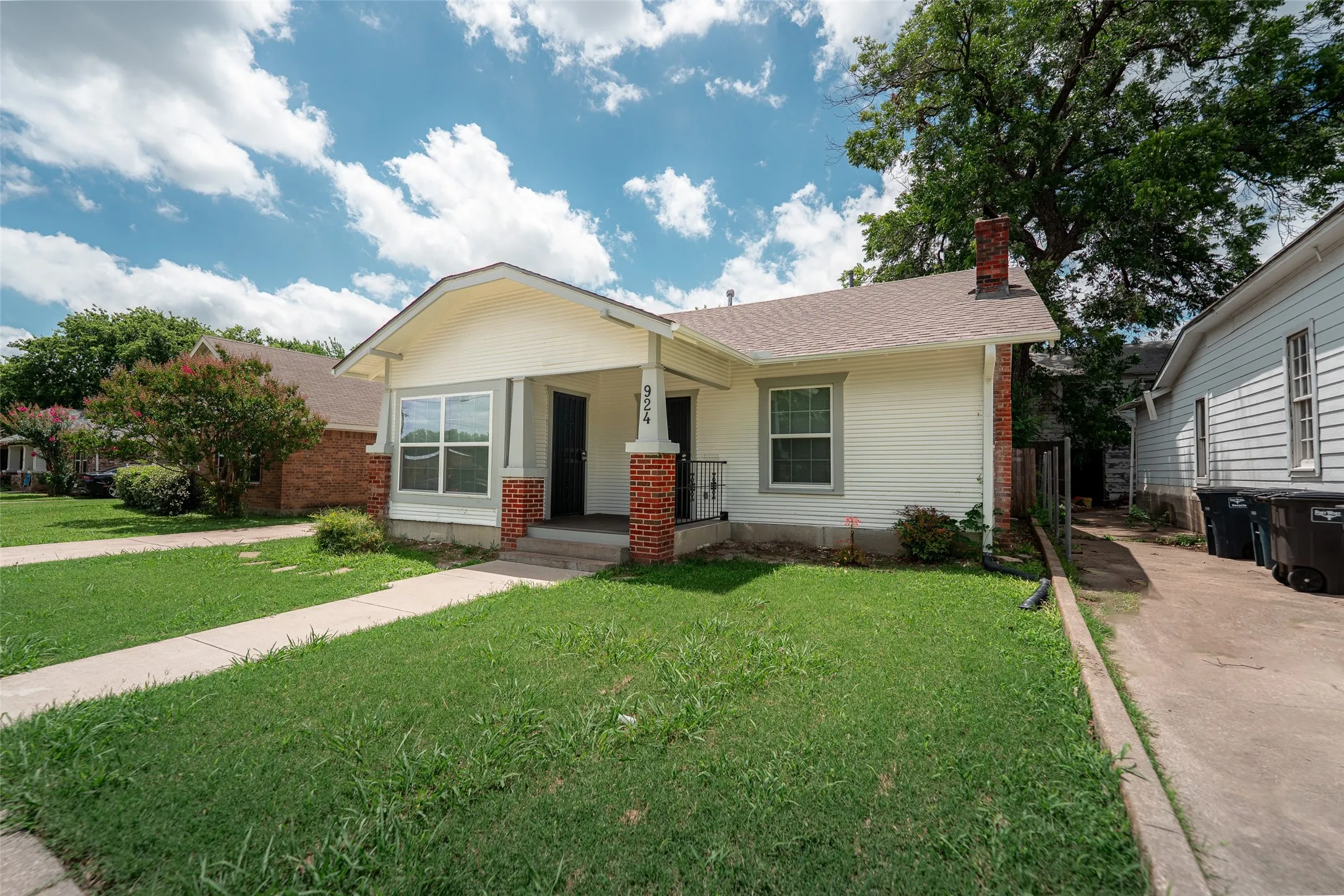 Single Family Residence For Sale in Tarrant County , 924 E Leuda Street, Fort Worth, Texas 76104, 3 Bedroom, 2 Bathroom, Garage spaces, 1,492 Sqft, built in 1924, mls#21298894, Real Estate Agent in Fort Worth, Homes For Sale in Tarrant county, Homes For Sale in Fort Worth, Realtor in Fort Worth Texas, Real Estate Brokerage Independent Realty Texas, Luminita Cordes Realtor