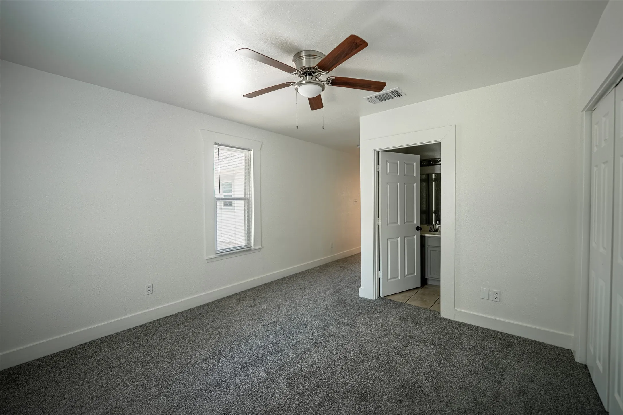 Single Family Residence For Sale in Tarrant County , 924 E Leuda Street, Fort Worth, Texas 76104, 3 Bedroom, 2 Bathroom, Garage spaces, 1,492 Sqft, built in 1924, mls#21298894, Real Estate Agent in Fort Worth, Homes For Sale in Tarrant county, Homes For Sale in Fort Worth, Realtor in Fort Worth Texas, Real Estate Brokerage Independent Realty Texas, Luminita Cordes Realtor