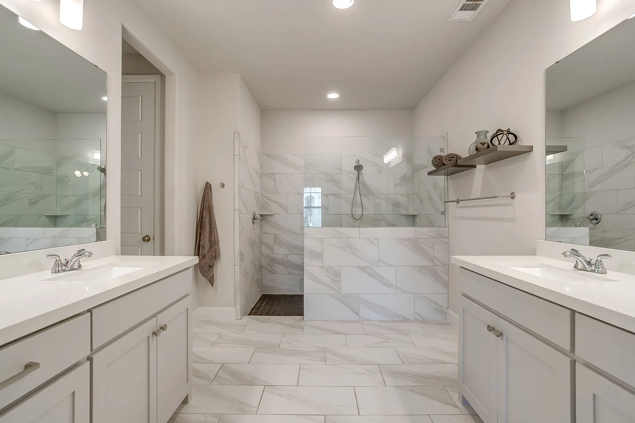 Townhouse For Rent in Parker County , 2113 Domingo Drive, Fort Worth, Texas 76008, 3 Bedroom, 3 Bathroom, 2 Garage spaces, 2,450 Sqft, built in 2021, mls#21299096, Real Estate Agent in Fort Worth, Homes For Rent in Parker county, Homes For Rent in Fort Worth, Realtor in Fort Worth Texas, Real Estate Brokerage Independent Realty Texas, Luminita Cordes Realtor