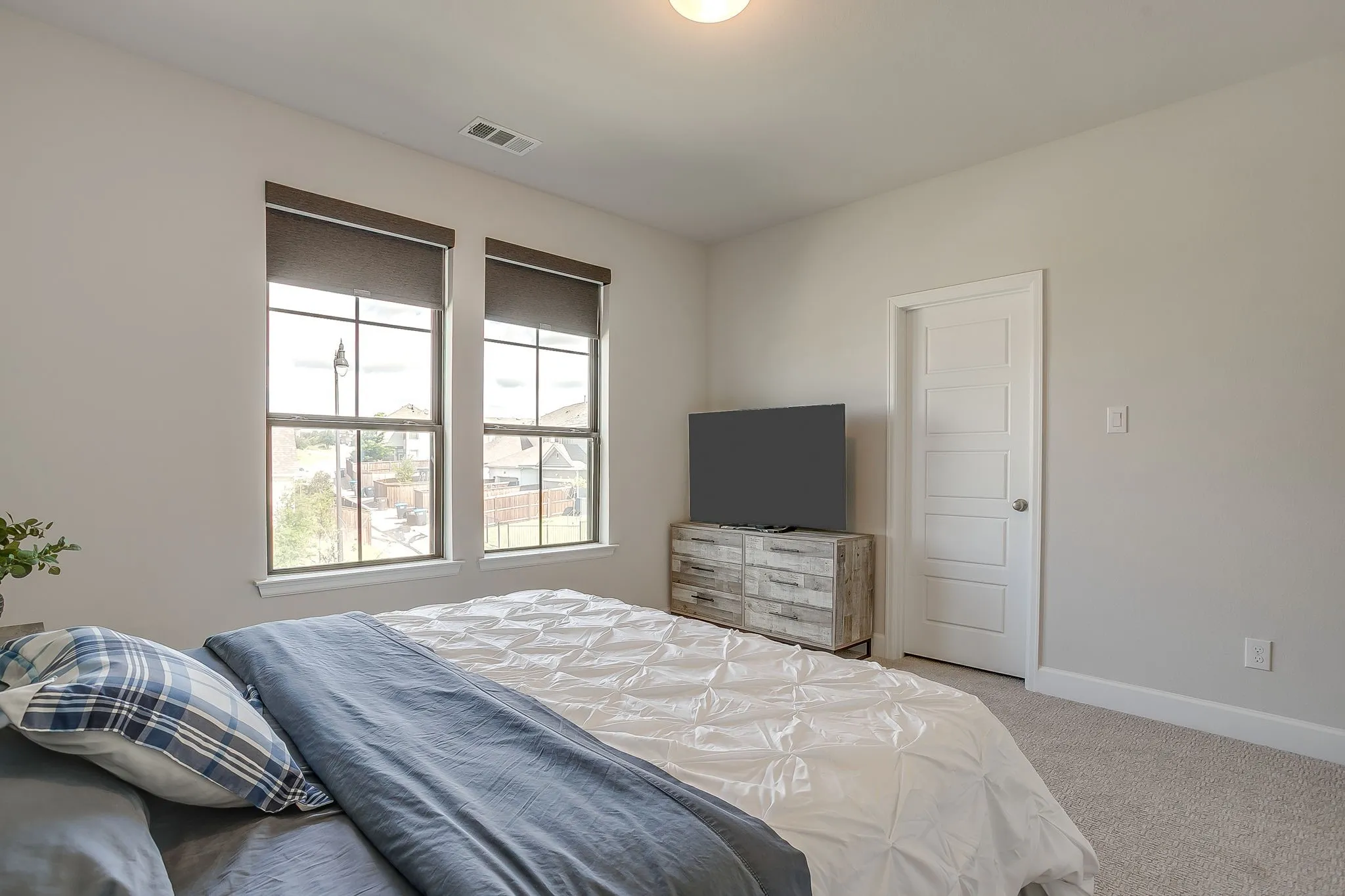Townhouse For Rent in Parker County , 2113 Domingo Drive, Fort Worth, Texas 76008, 3 Bedroom, 3 Bathroom, 2 Garage spaces, 2,450 Sqft, built in 2021, mls#21299096, Real Estate Agent in Fort Worth, Homes For Rent in Parker county, Homes For Rent in Fort Worth, Realtor in Fort Worth Texas, Real Estate Brokerage Independent Realty Texas, Luminita Cordes Realtor
