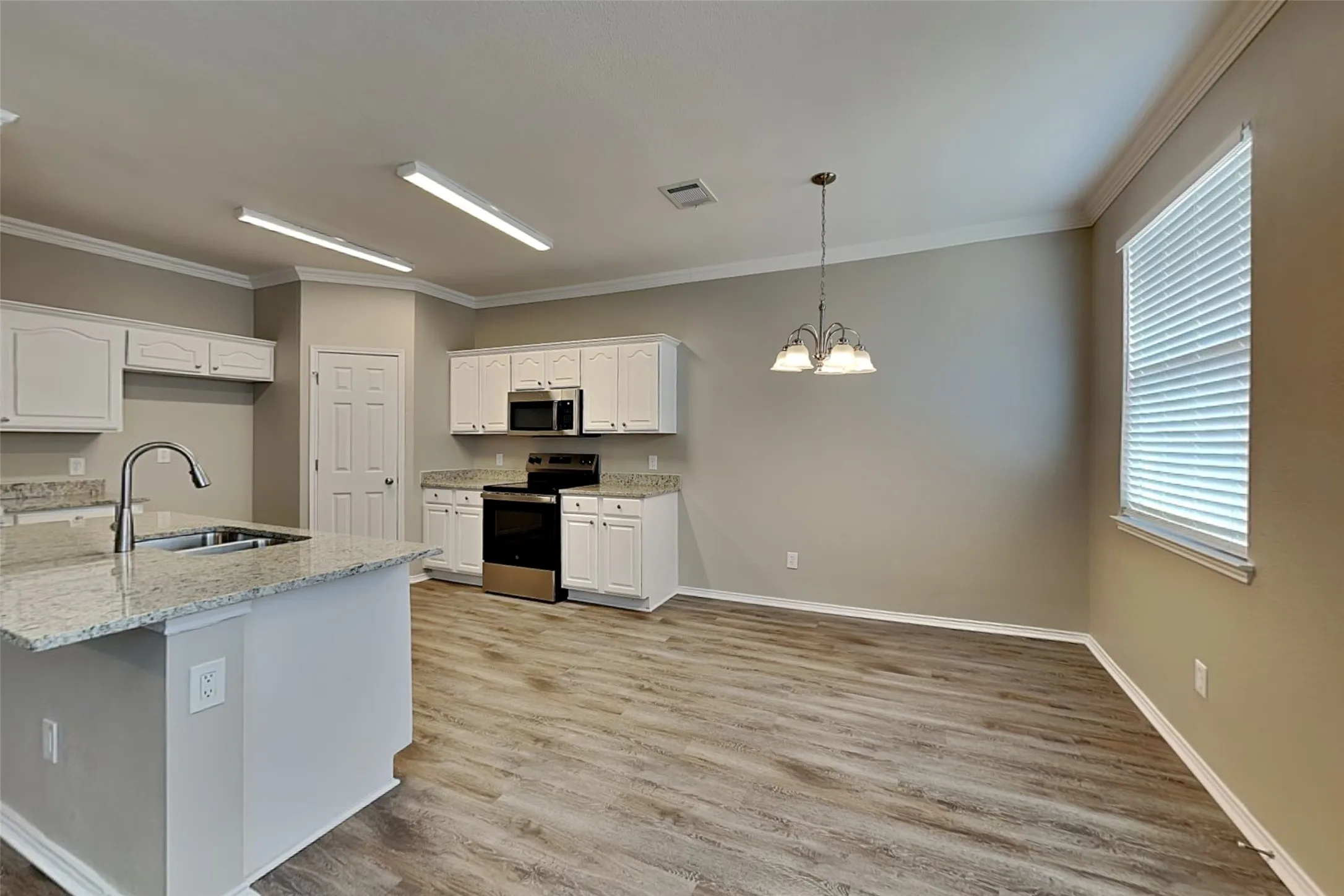 Single Family Residence For Rent in Denton County , 1304 Eagle Wing Lane, Denton, Texas 76210, 5 Bedrooms, 3 Bathrooms, 2 Garage spaces, 2,611 Sqft, built in 1999, Price $2,525, mls#21299095, Real Estate Agent in Denton, Homes For Rent in Denton county, Homes For Rent in Denton, Realtor in Denton Texas, Real Estate Brokerage Independent Realty Texas, Luminita Cordes Realtor