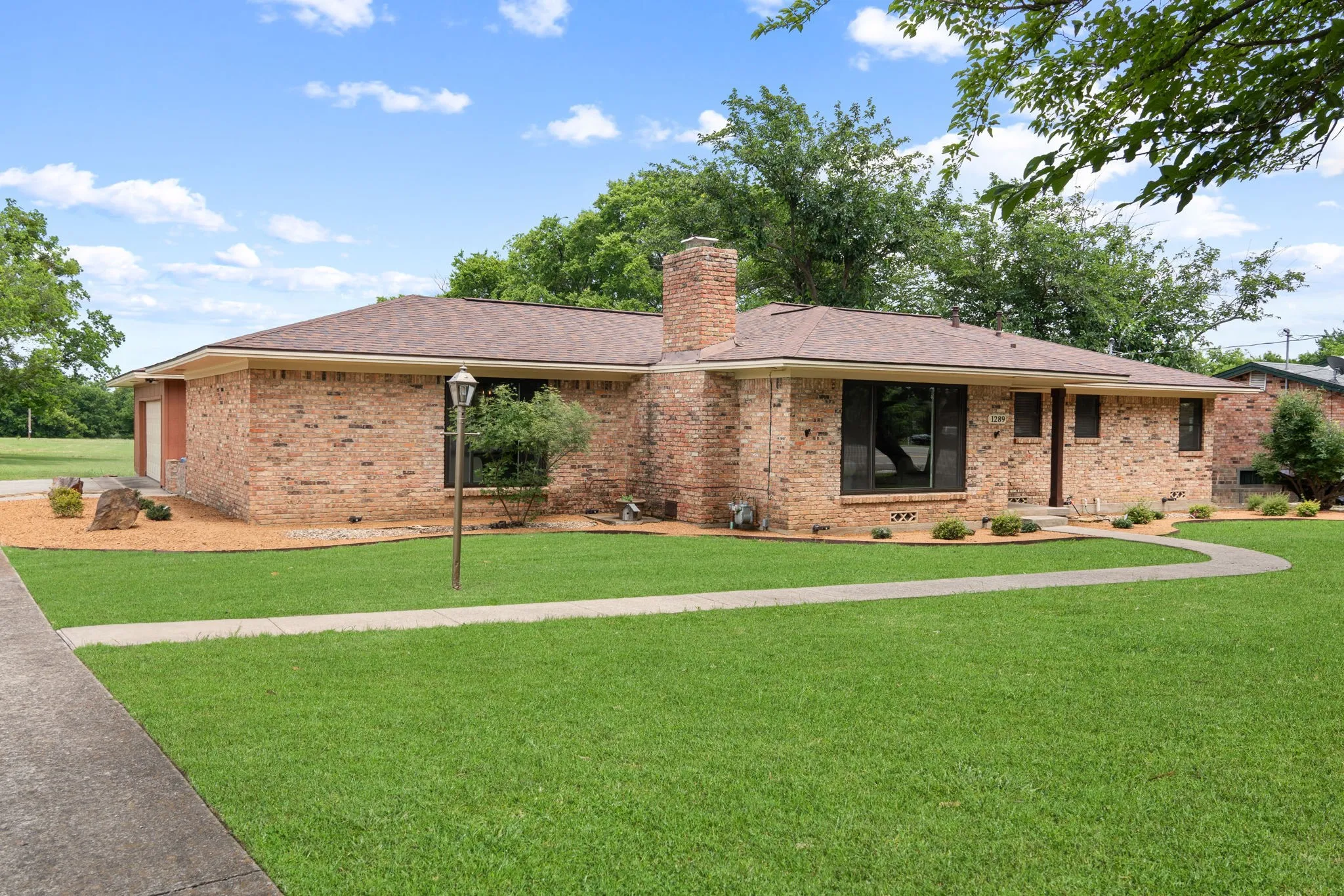 Single Family Residence For Sale in Grayson County , 1289 S Waco Street, Van Alstyne, Texas 75495, 3 Bedroom, 3 Bathroom, 2 Garage spaces, 1,917 Sqft, built in 1963, mls#21299106, Real Estate Agent in Van Alstyne, Homes For Sale in Grayson county, Homes For Sale in Van Alstyne, Realtor in Van Alstyne Texas, Real Estate Brokerage Independent Realty Texas, Luminita Cordes Realtor