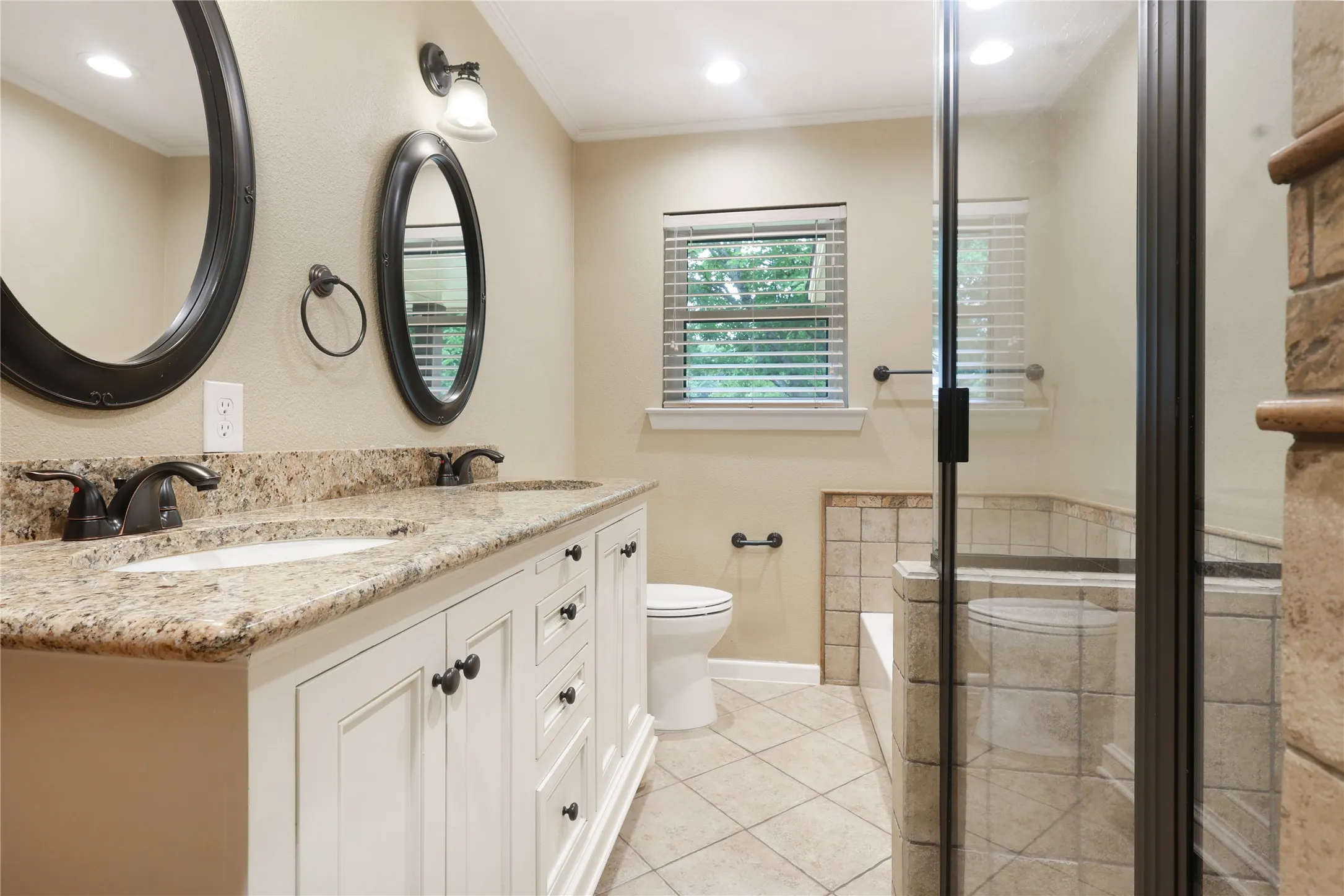 Single Family Residence For Sale in Grayson County , 1289 S Waco Street, Van Alstyne, Texas 75495, 3 Bedroom, 3 Bathroom, 2 Garage spaces, 1,917 Sqft, built in 1963, mls#21299106, Real Estate Agent in Van Alstyne, Homes For Sale in Grayson county, Homes For Sale in Van Alstyne, Realtor in Van Alstyne Texas, Real Estate Brokerage Independent Realty Texas, Luminita Cordes Realtor