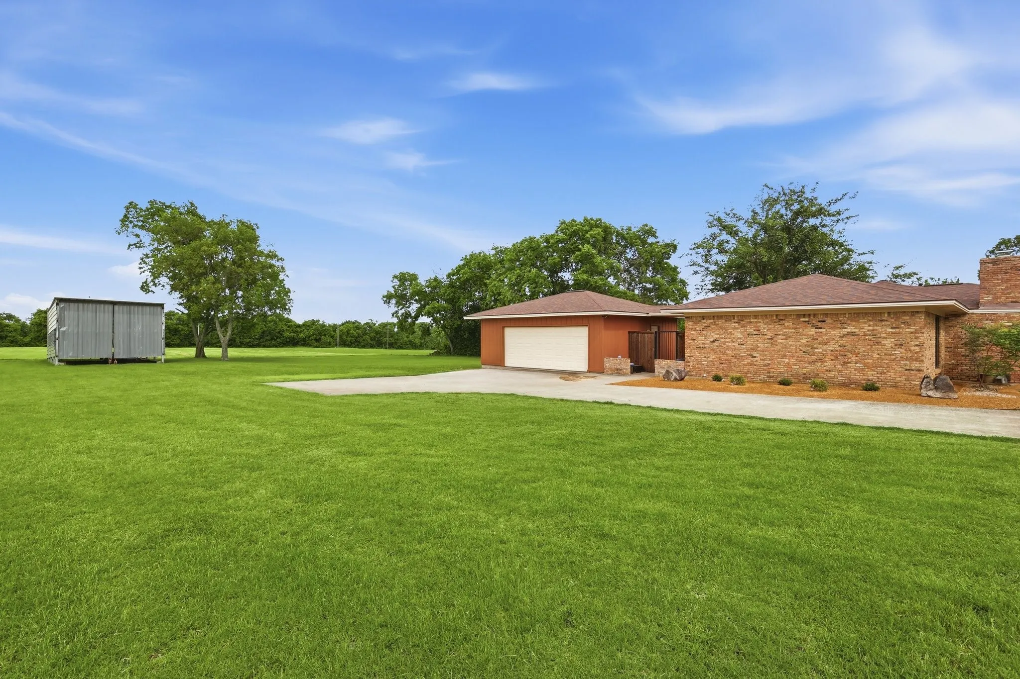 Single Family Residence For Sale in Grayson County , 1289 S Waco Street, Van Alstyne, Texas 75495, 3 Bedroom, 3 Bathroom, 2 Garage spaces, 1,917 Sqft, built in 1963, mls#21299106, Real Estate Agent in Van Alstyne, Homes For Sale in Grayson county, Homes For Sale in Van Alstyne, Realtor in Van Alstyne Texas, Real Estate Brokerage Independent Realty Texas, Luminita Cordes Realtor