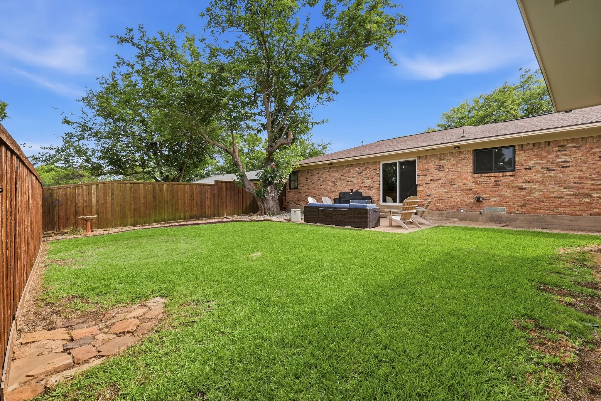 Single Family Residence For Sale in Grayson County , 1289 S Waco Street, Van Alstyne, Texas 75495, 3 Bedroom, 3 Bathroom, 2 Garage spaces, 1,917 Sqft, built in 1963, mls#21299106, Real Estate Agent in Van Alstyne, Homes For Sale in Grayson county, Homes For Sale in Van Alstyne, Realtor in Van Alstyne Texas, Real Estate Brokerage Independent Realty Texas, Luminita Cordes Realtor