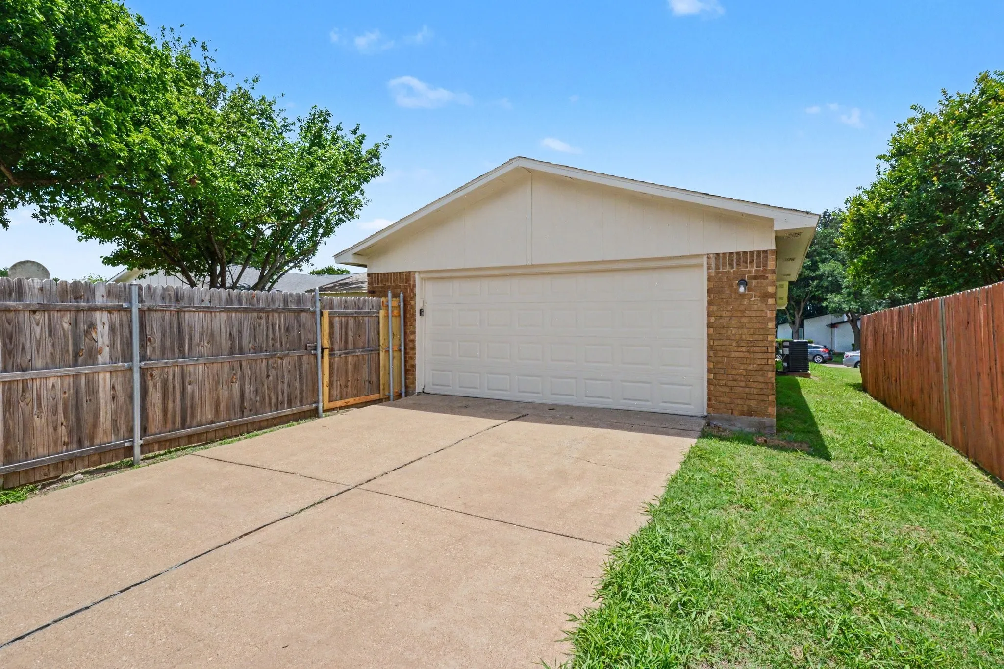 Single Family Residence For Sale in Collin County , 1205 Crestwood Court, Allen, Texas 75002, 4 Bedroom, 2 Bathroom, 2 Garage spaces, 2,090 Sqft, built in 1981, mls#21298985, Real Estate Agent in Allen, Homes For Sale in Collin county, Homes For Sale in Allen, Realtor in Allen Texas, Real Estate Brokerage Independent Realty Texas, Luminita Cordes Realtor