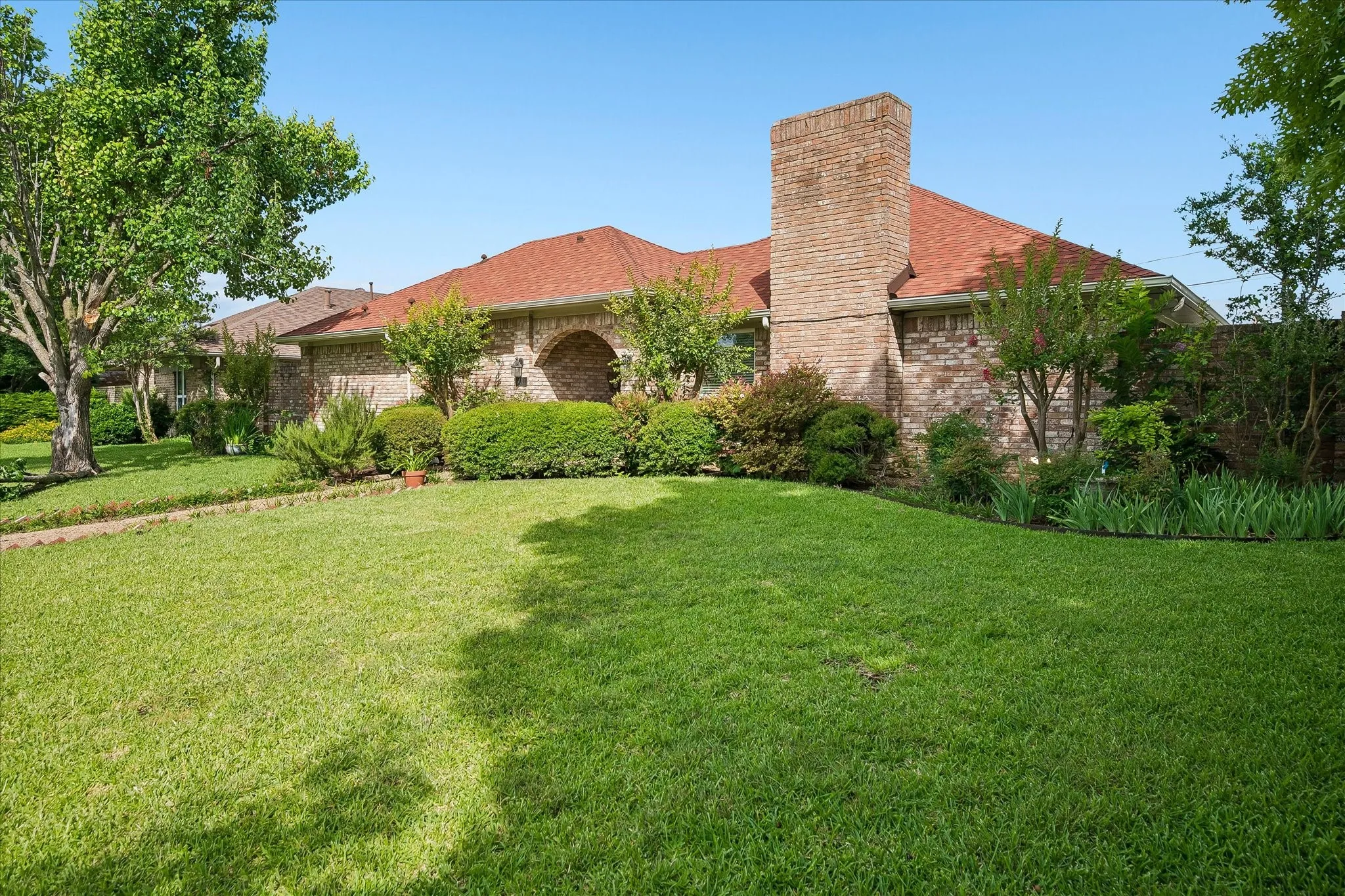Single Family Residence For Sale in Dallas County , 6611 Fernshaw Drive, Dallas, Texas 75248, 4 Bedroom, 2 Bathroom, 2 Garage spaces, 2,268 Sqft, built in 1977, mls#21291592, Real Estate Agent in Dallas, Homes For Sale in Dallas county, Homes For Sale in Dallas, Realtor in Dallas Texas, Real Estate Brokerage Independent Realty Texas, Luminita Cordes Realtor