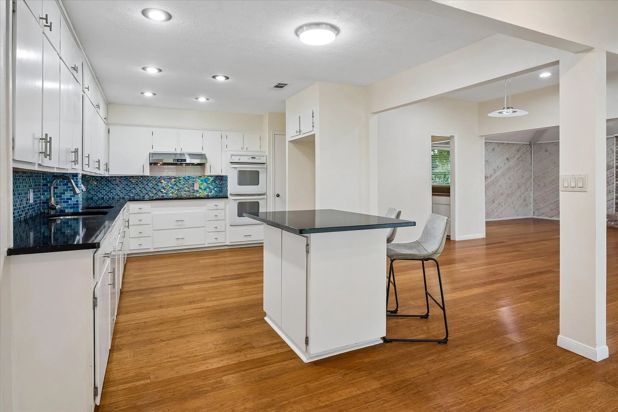 Single Family Residence For Sale in Dallas County , 6611 Fernshaw Drive, Dallas, Texas 75248, 4 Bedroom, 2 Bathroom, 2 Garage spaces, 2,268 Sqft, built in 1977, mls#21291592, Real Estate Agent in Dallas, Homes For Sale in Dallas county, Homes For Sale in Dallas, Realtor in Dallas Texas, Real Estate Brokerage Independent Realty Texas, Luminita Cordes Realtor